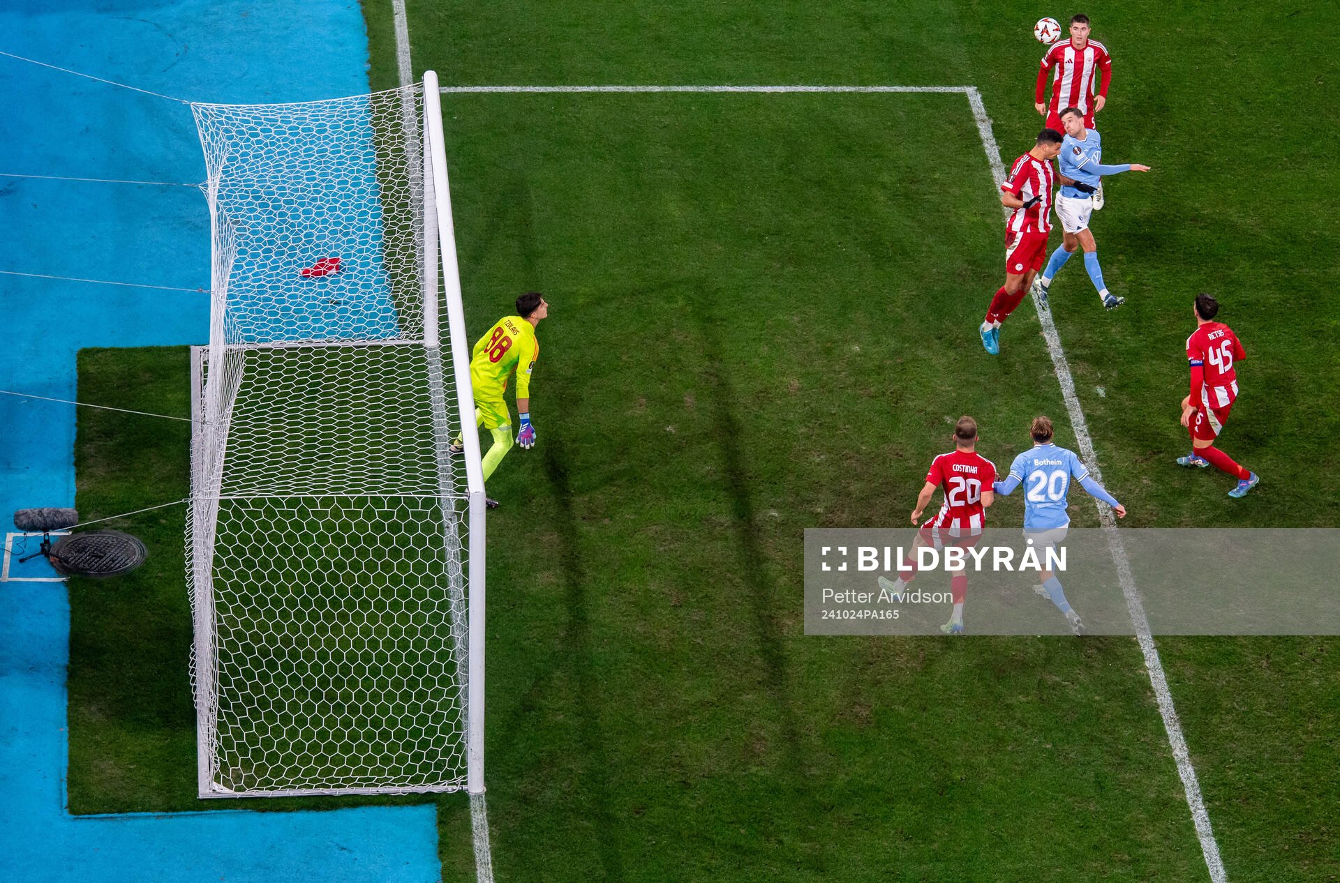 Colin Rösler of Malmö FF against goalkeeper Kostas