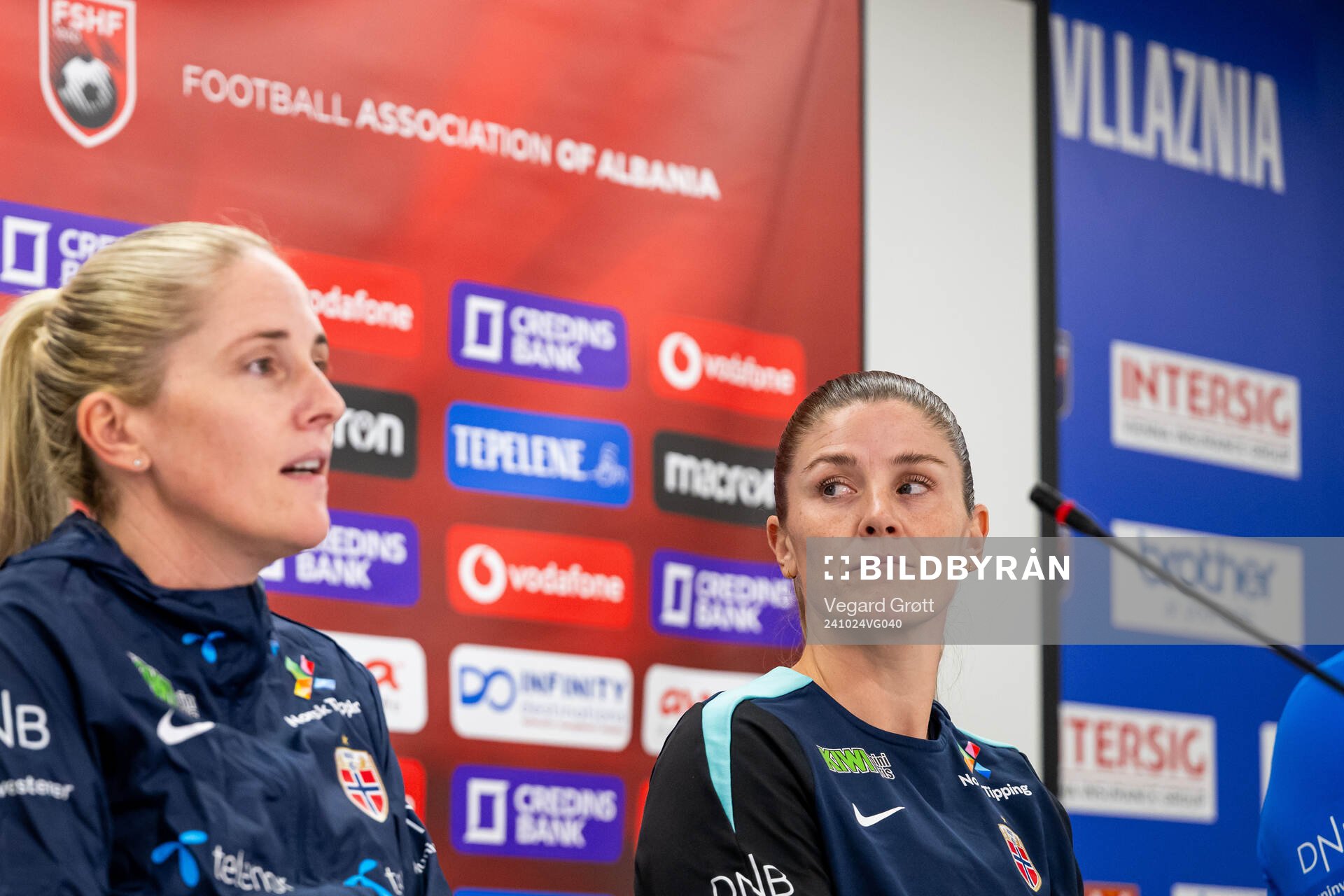 Head coach Gemma Grainger and Maren Mjelde of the Norwegian