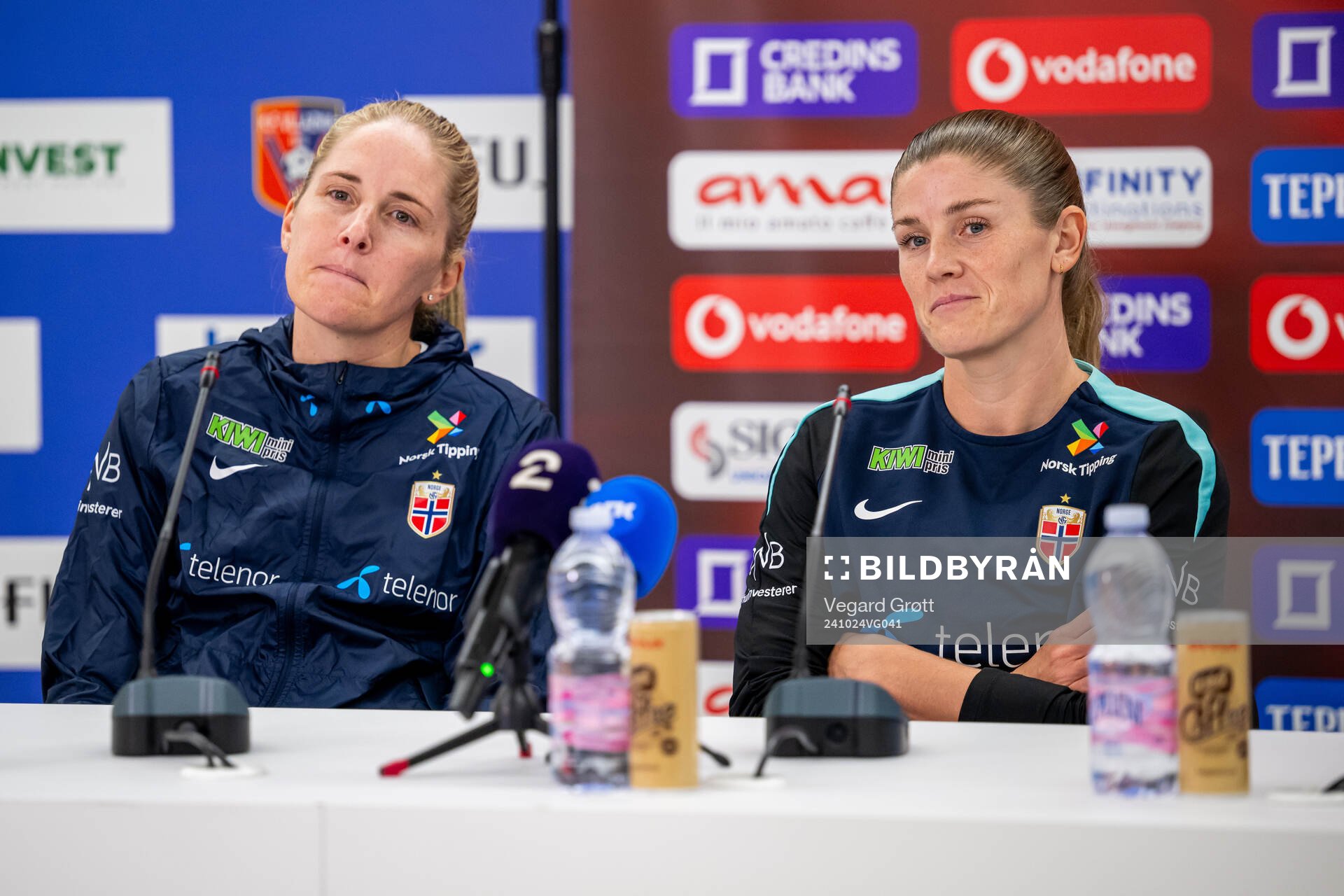 Head coach Gemma Grainger and Maren Mjelde of the Norwegian