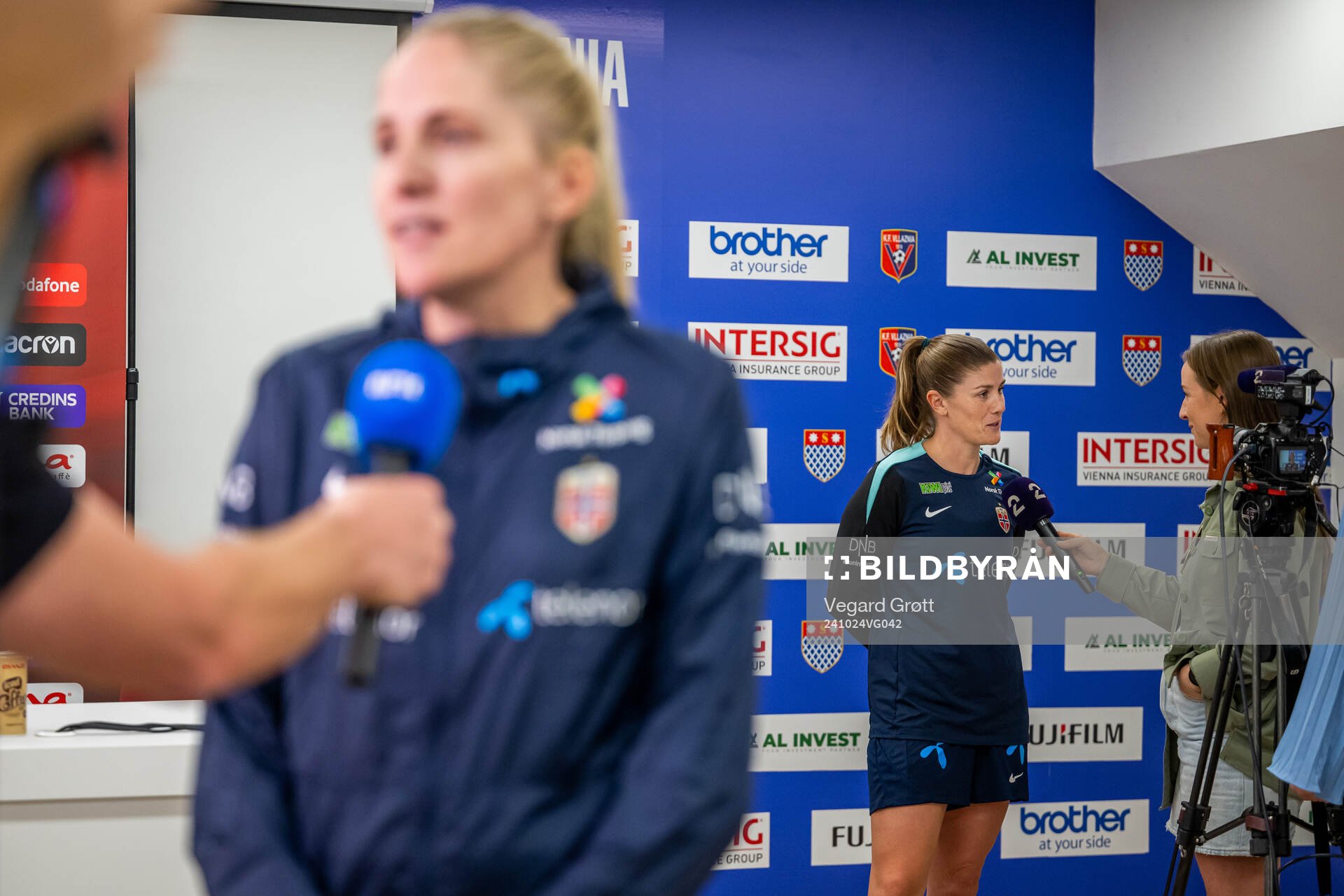 Head coach Gemma Grainger and Maren Mjelde of the Norwegian