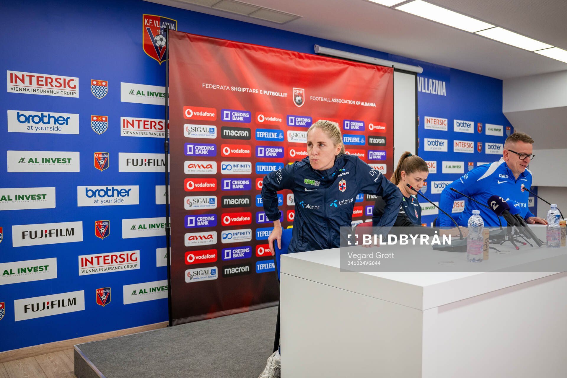 Head coach Gemma Grainger, Maren Mjelde and media officer