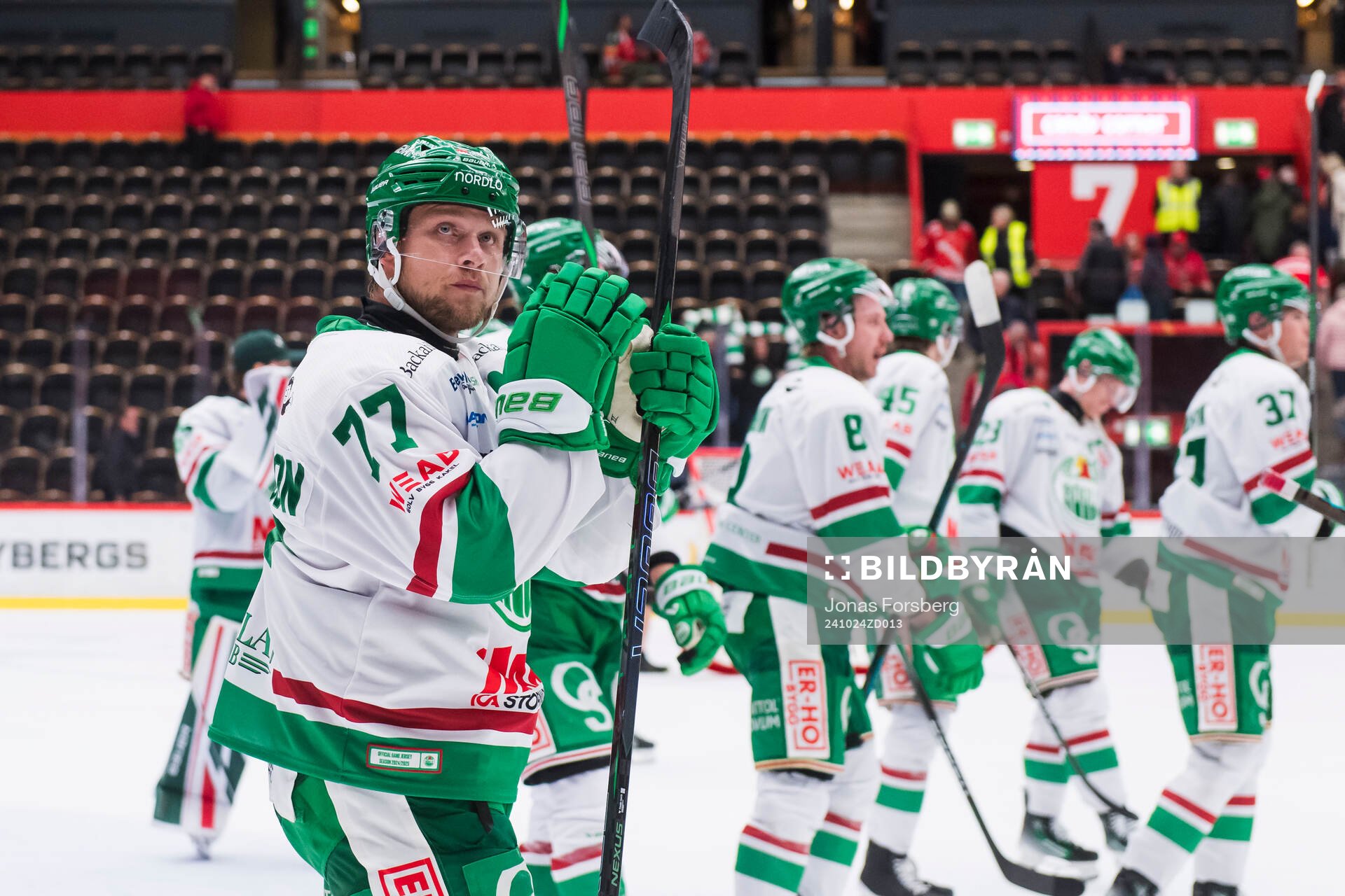Rögles Jesper Pettersson jublar