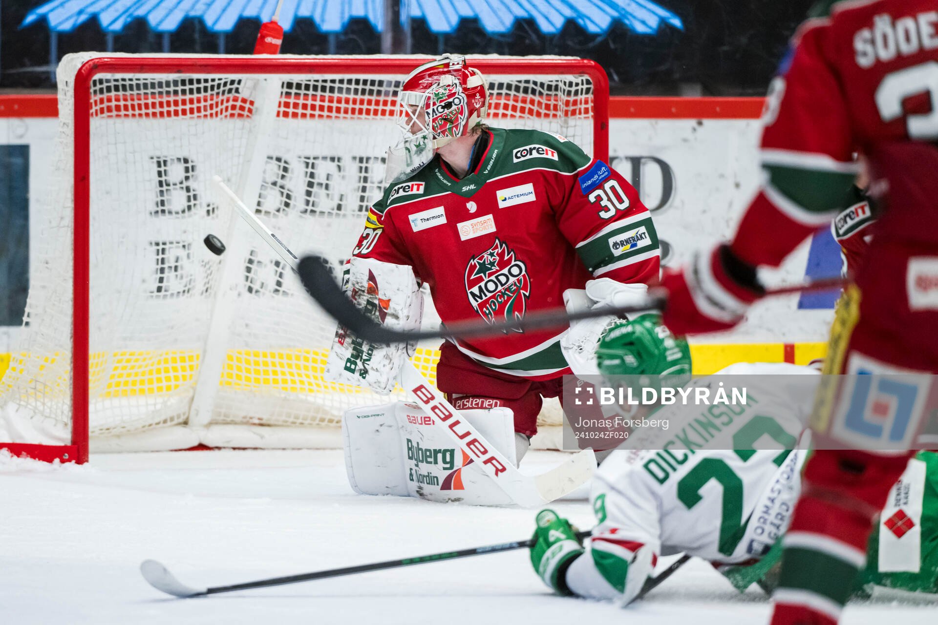 Rögles Josh Dickinson gör 2-1 på Modos målvakt Lassi