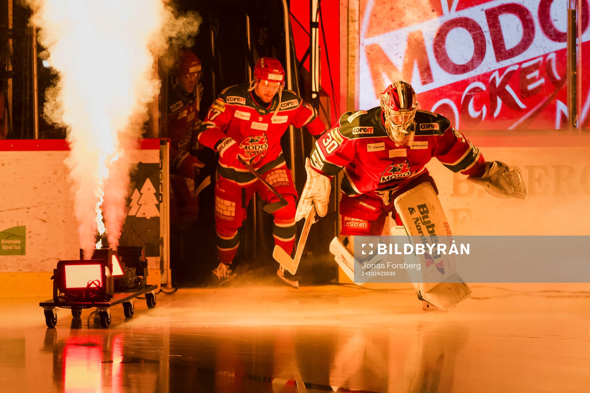 Modos målvakt Lassi Lehtinen och Riley Woods  gör entré