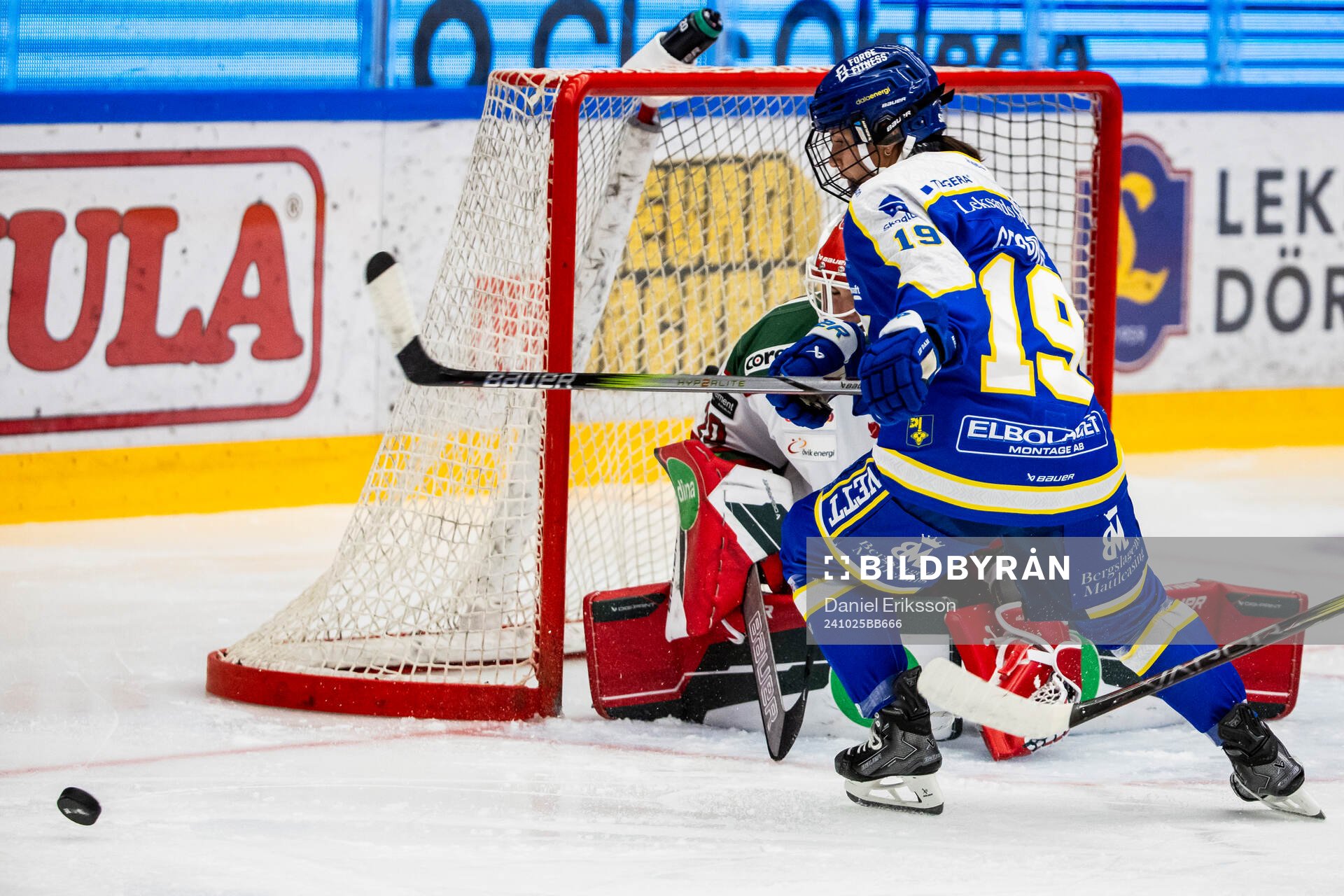 Leksands Lillian George  och Modos målvakt Andrea Brändli