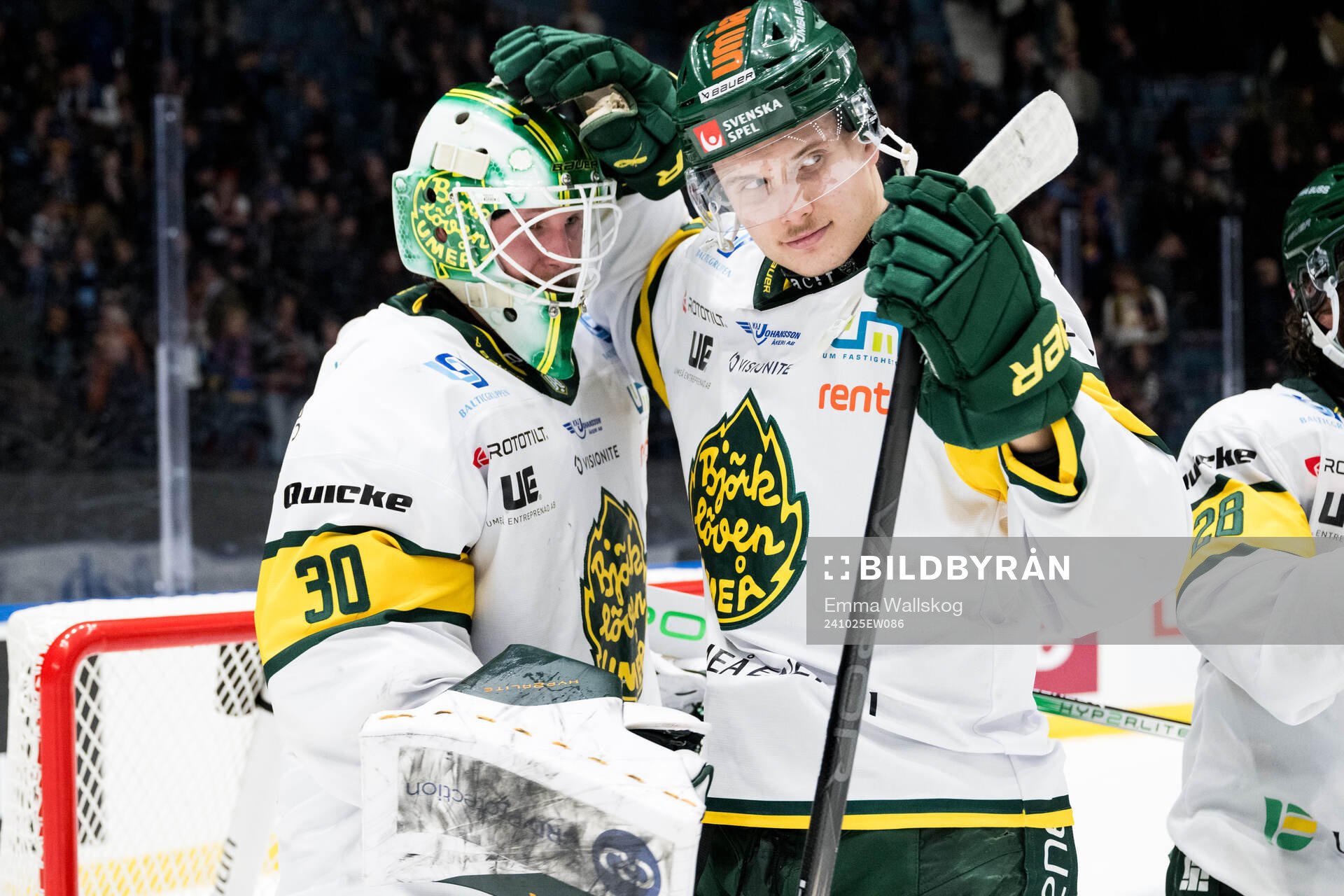Björklövens målvakt Joona Voutilainen jublar