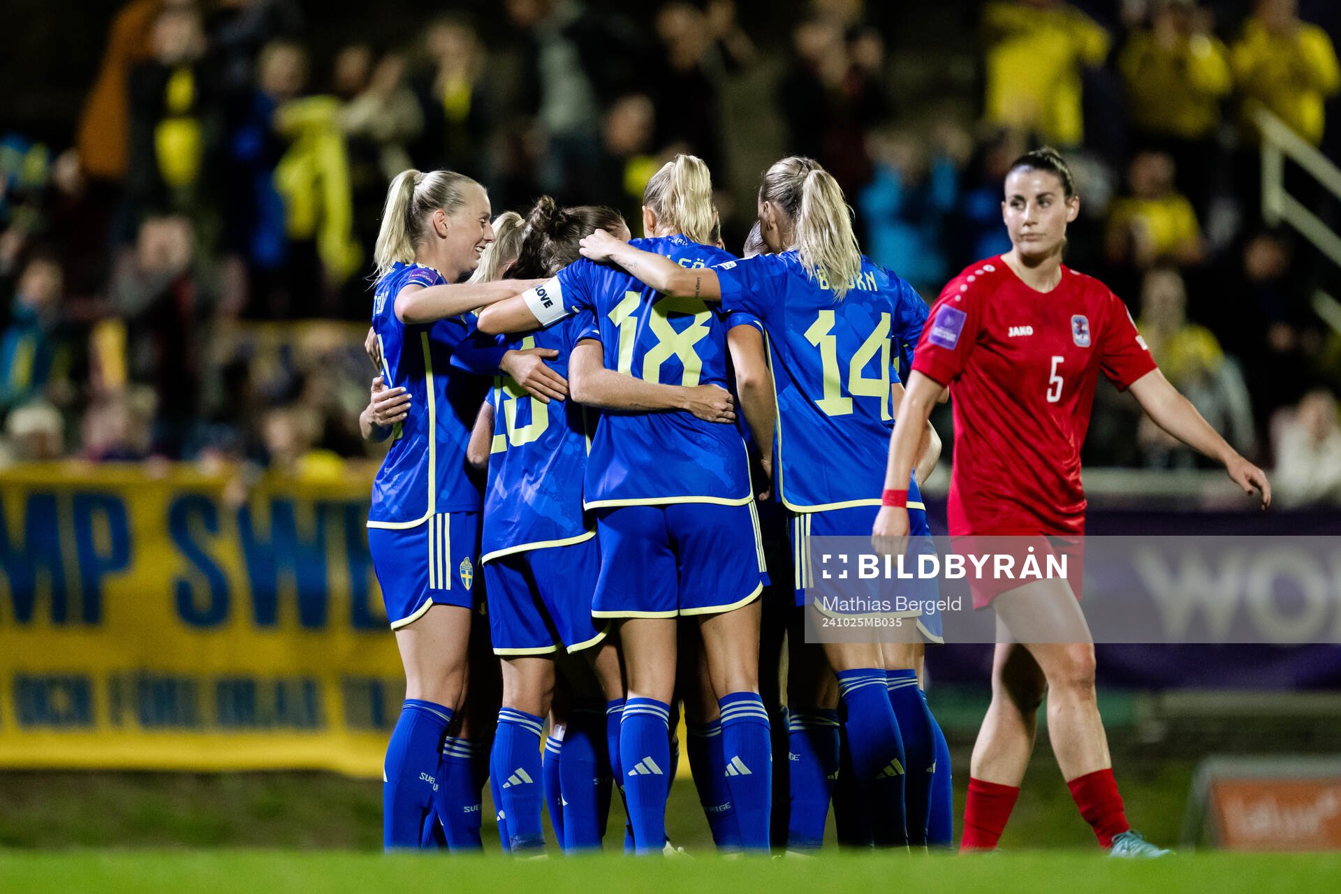 Players of Sweden celebrate with Filippa Angeldahl of Sweden