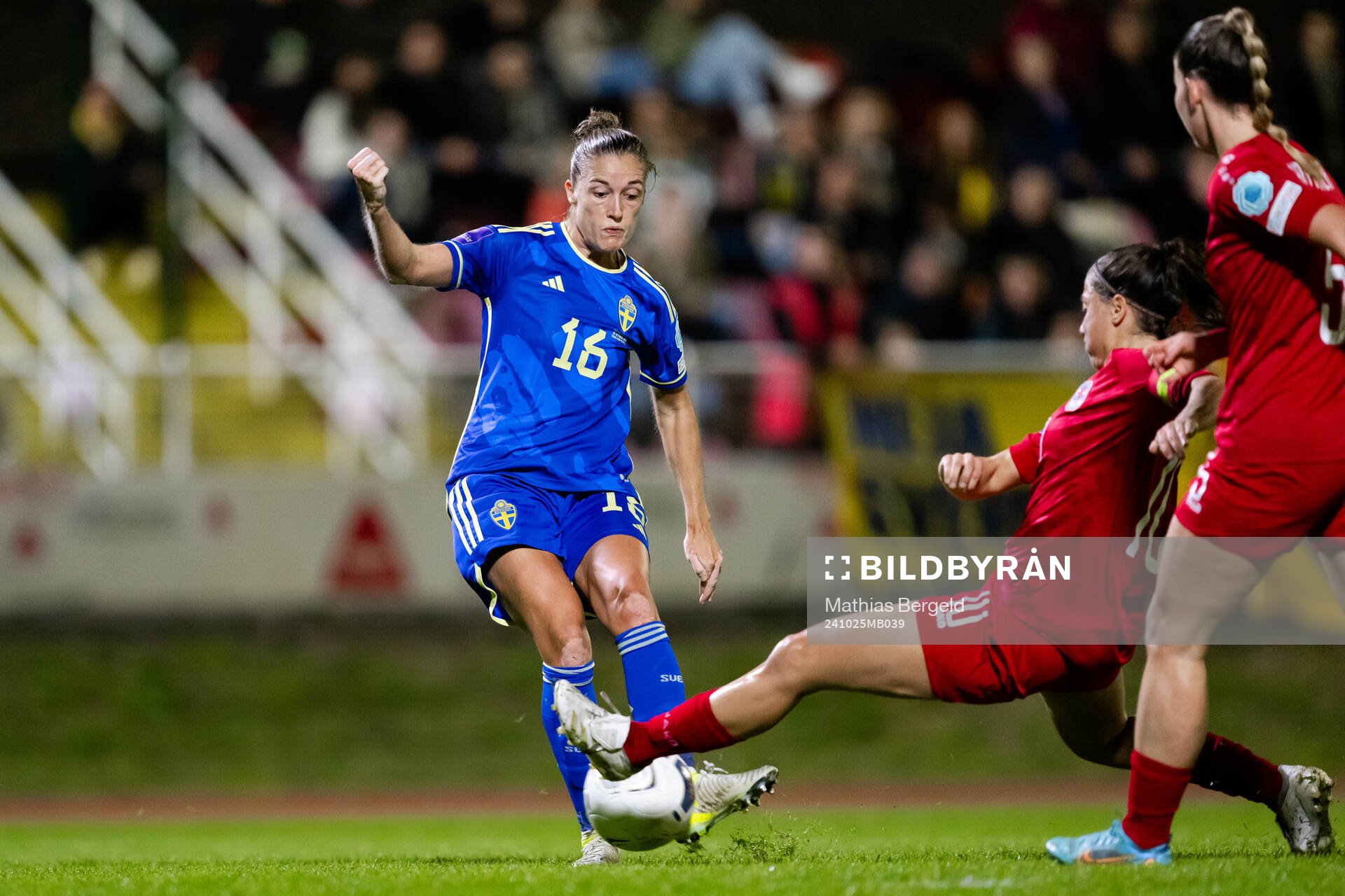 Filippa Angeldahl of Sweden and Laura Miller of Luxembourg