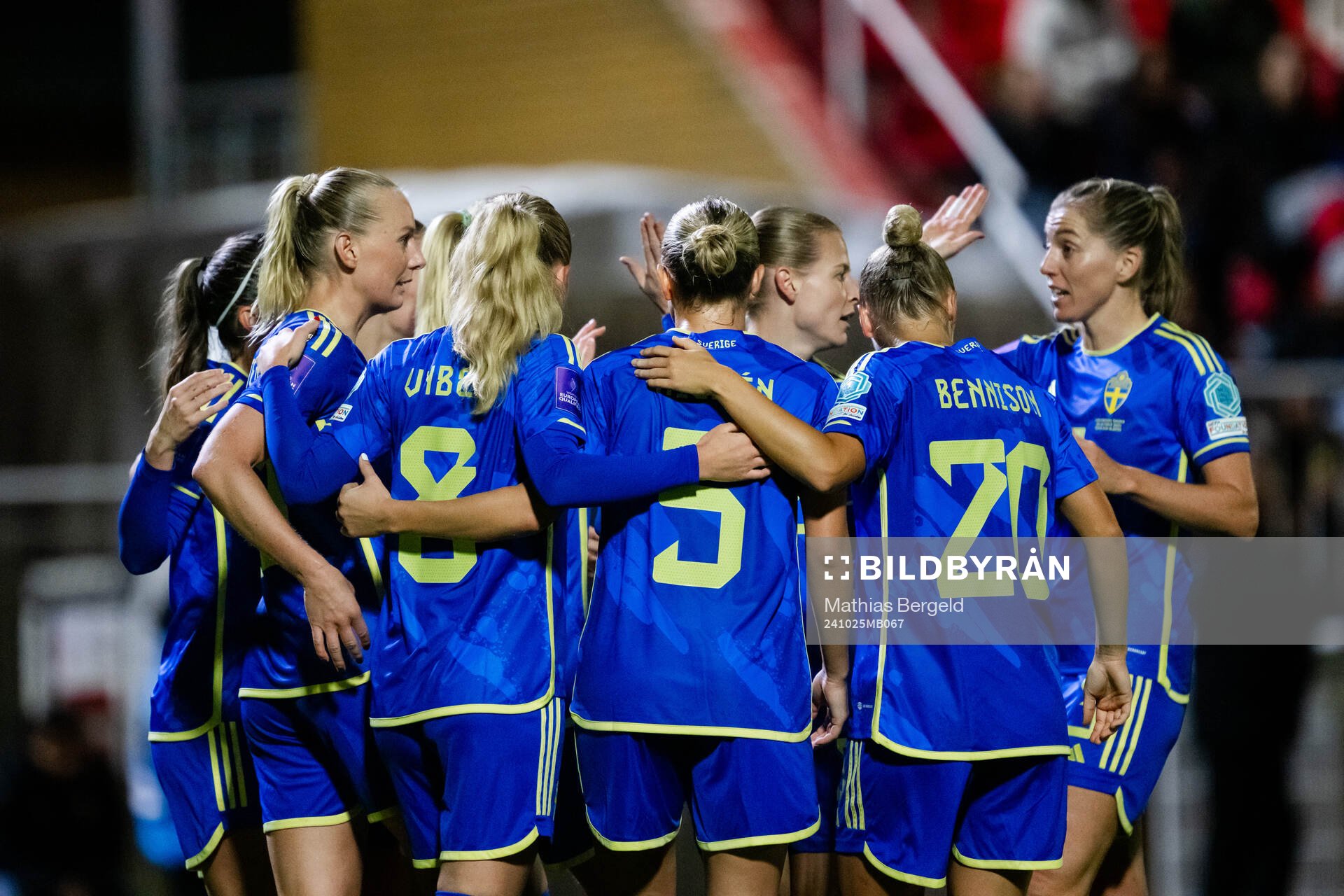 Players of Sweden celebrate with Stina Blackstenius