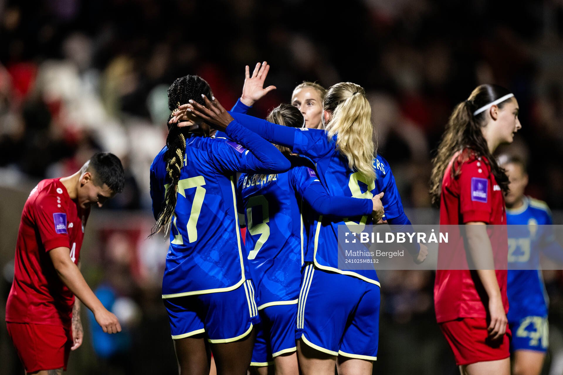 Evelyn Ijeh of Sweden celebrate with team mates