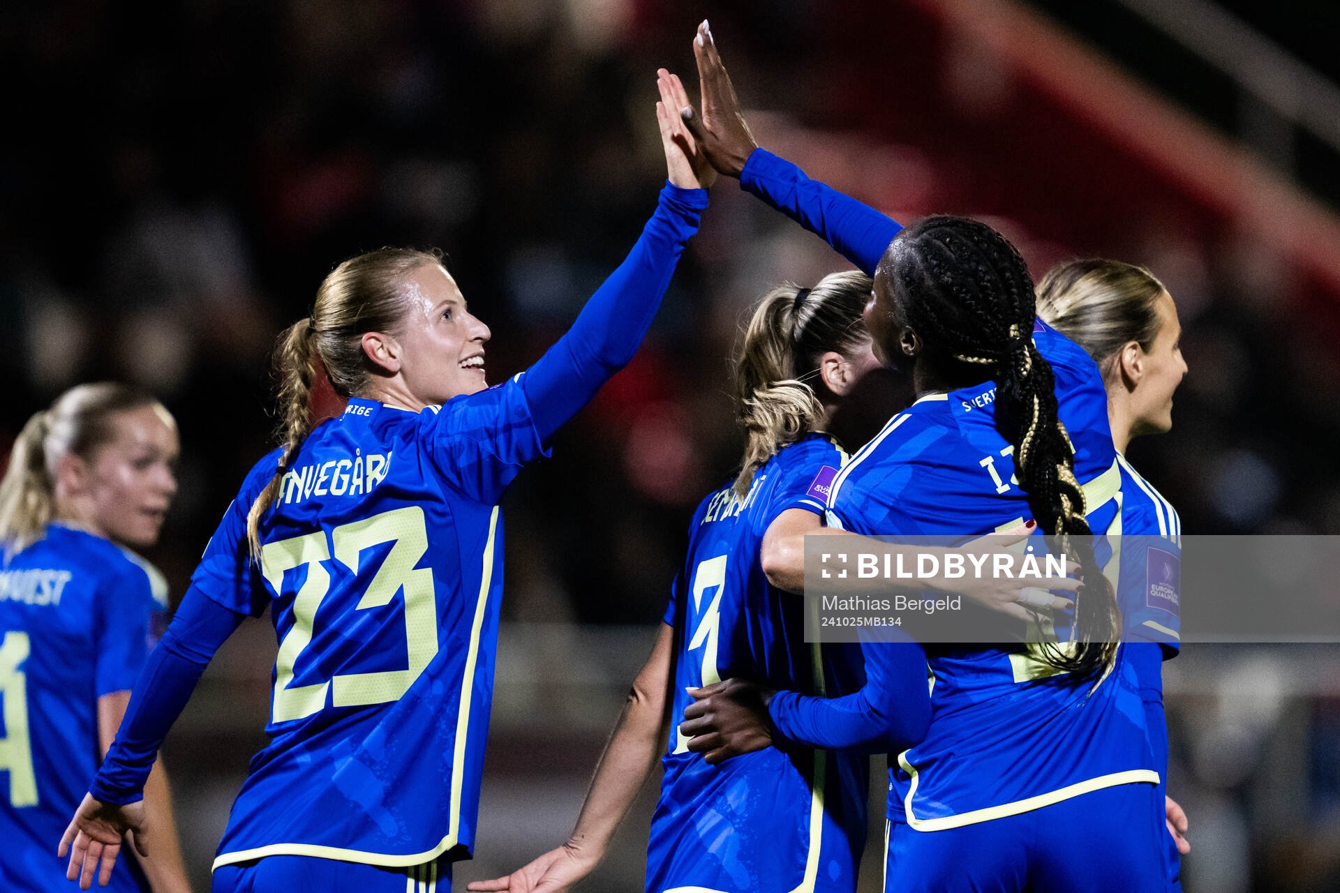 Anna Anvegård celebrates with Evelyn Ijeh of Sweden who