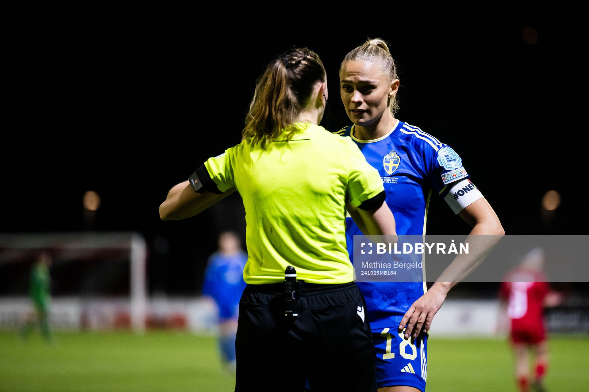 Referee Alexandra Collin in a discussion with Fridolina
