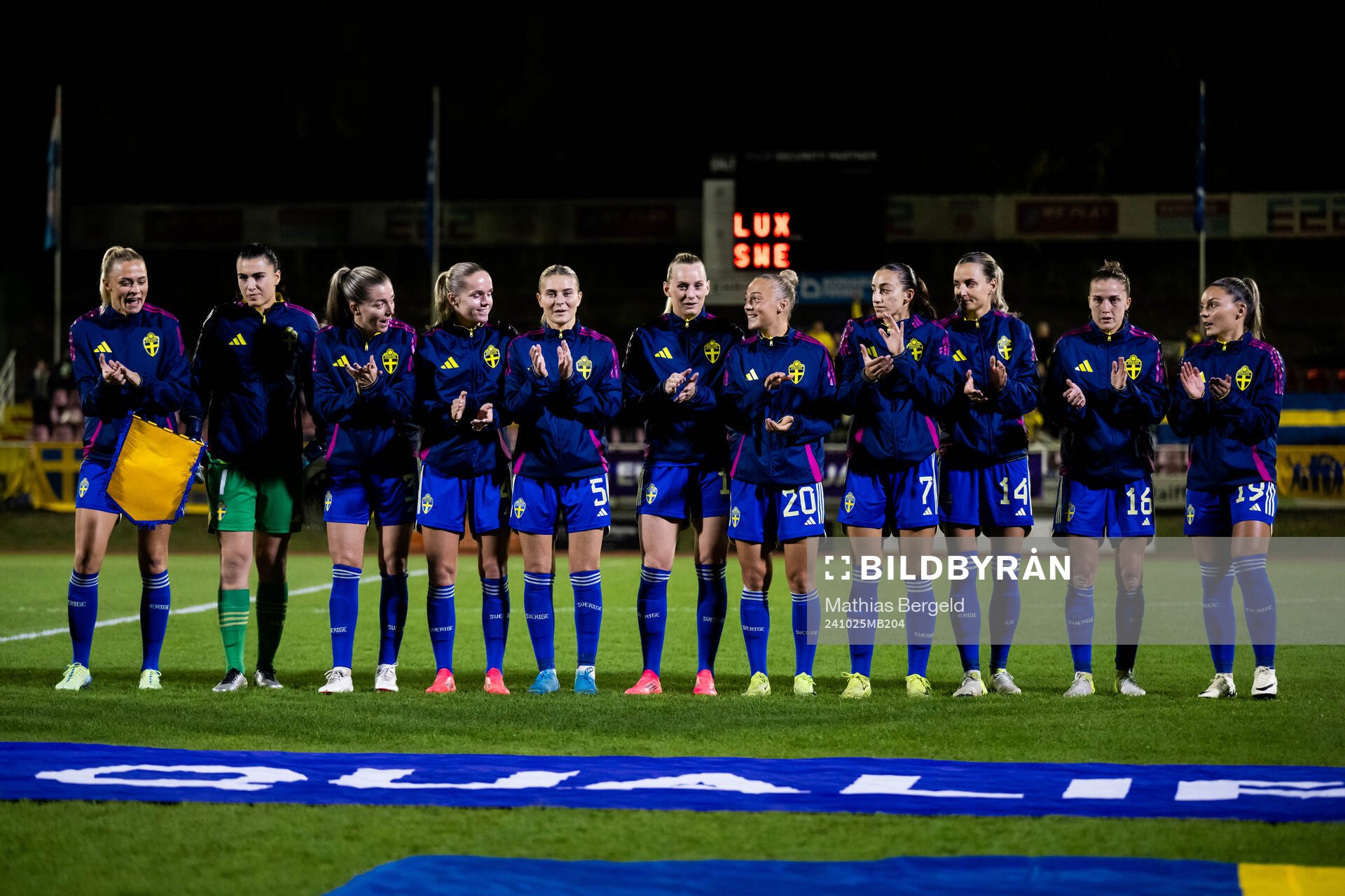 Fridolina Rolfö, goalkeeper Zecira Musovic, Linda