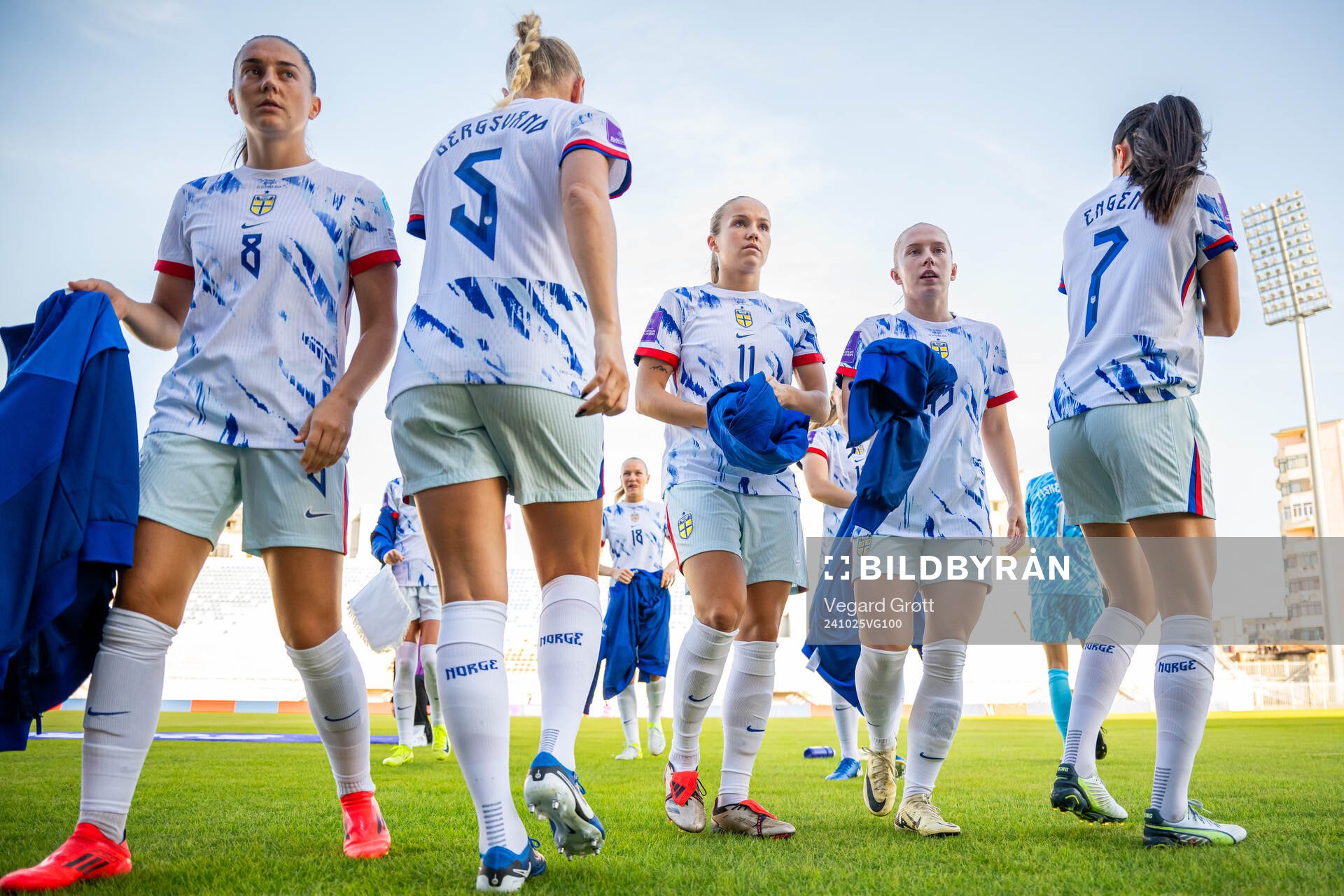 Guro Reiten, Thea Bjelde and players of Norway
