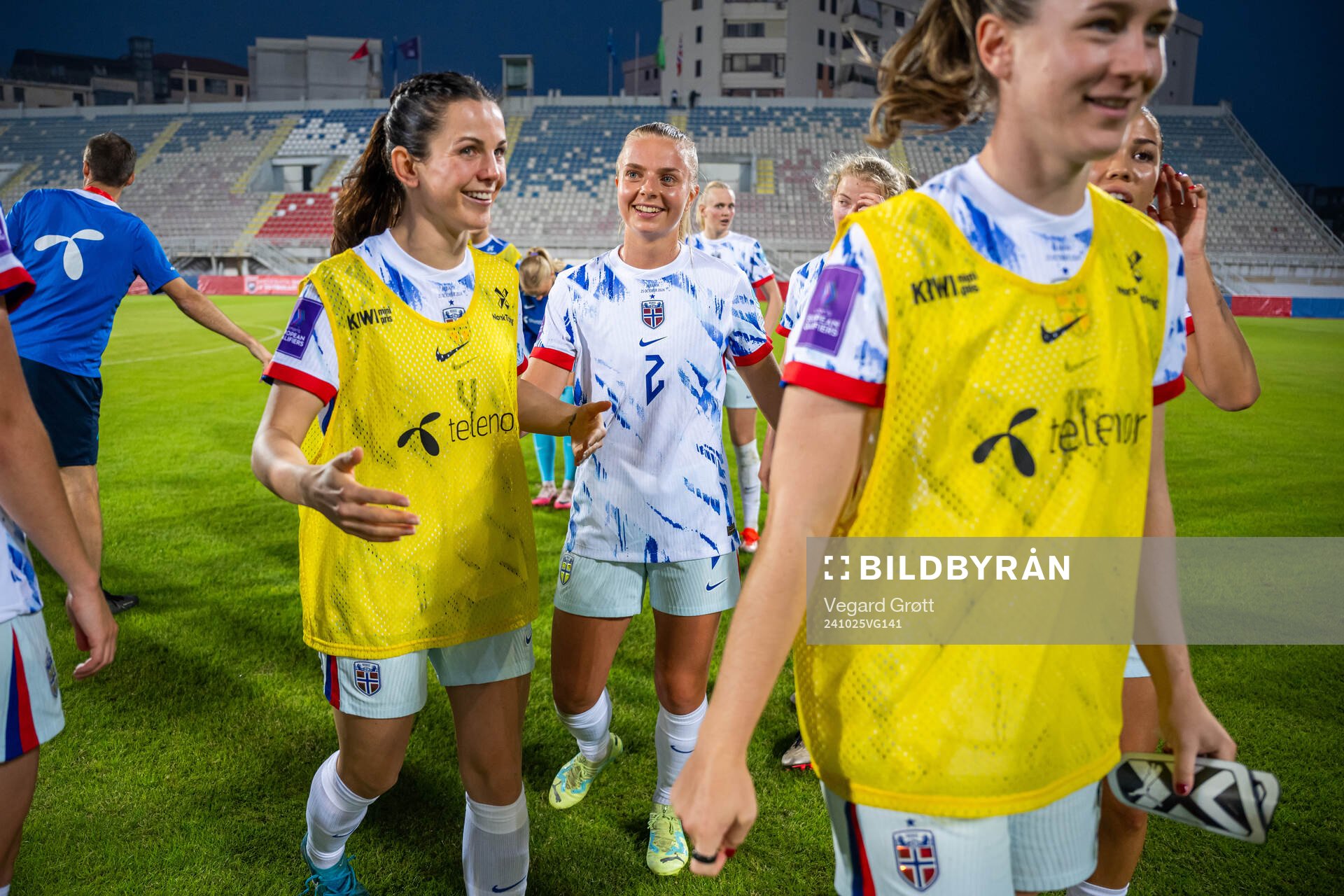Tuva Hansen, Emilie Woldvik and players of Norway celebrate