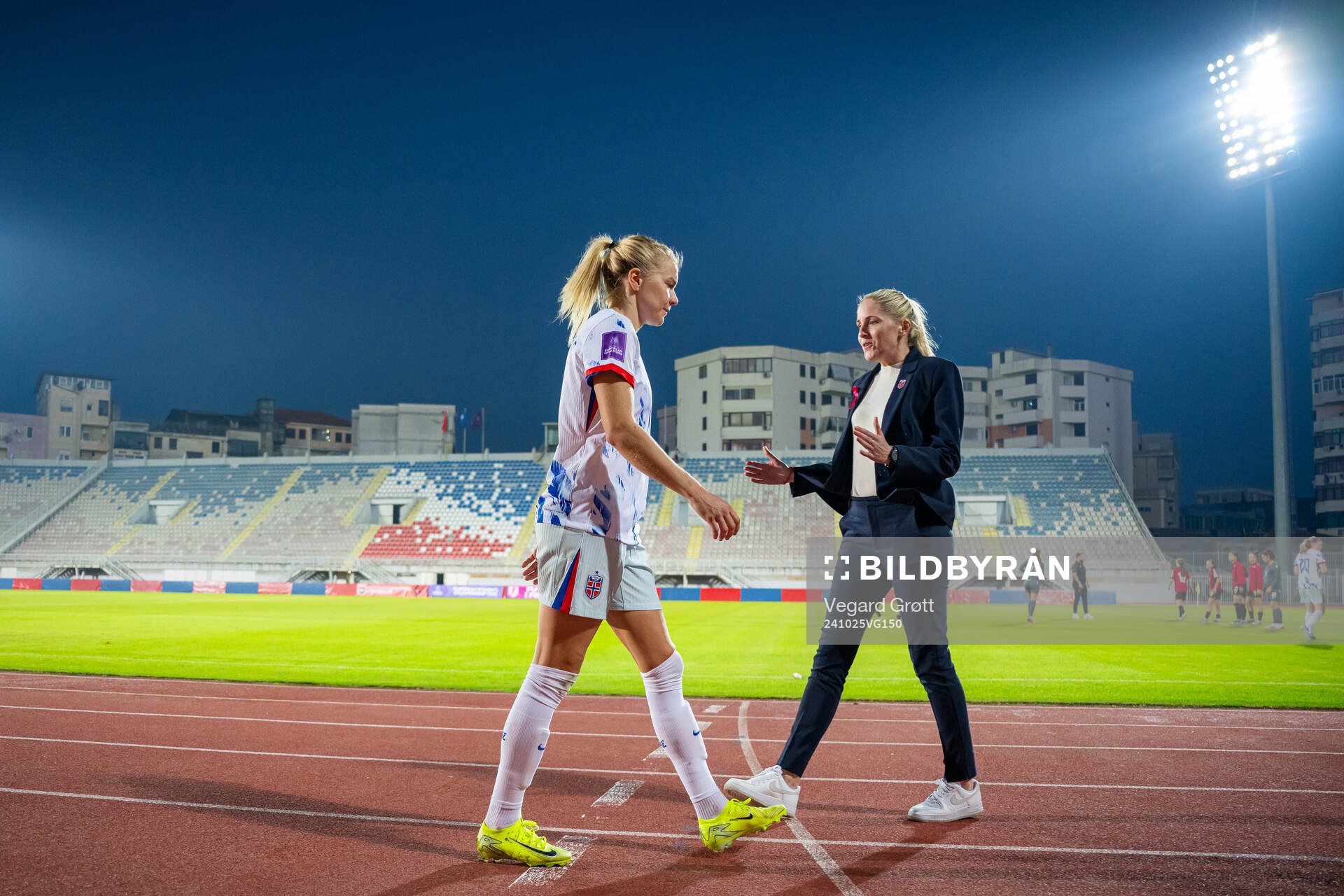 Ada Hegerberg and Gemma Grainger, head coach of Norway