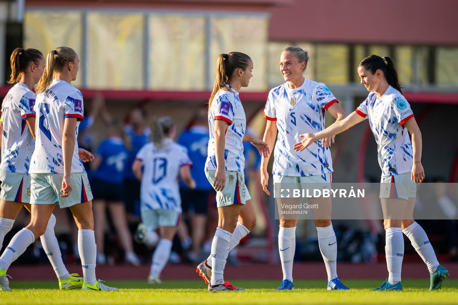 Guro Bergsvand of Norway celebrates with Tuva Hansen and