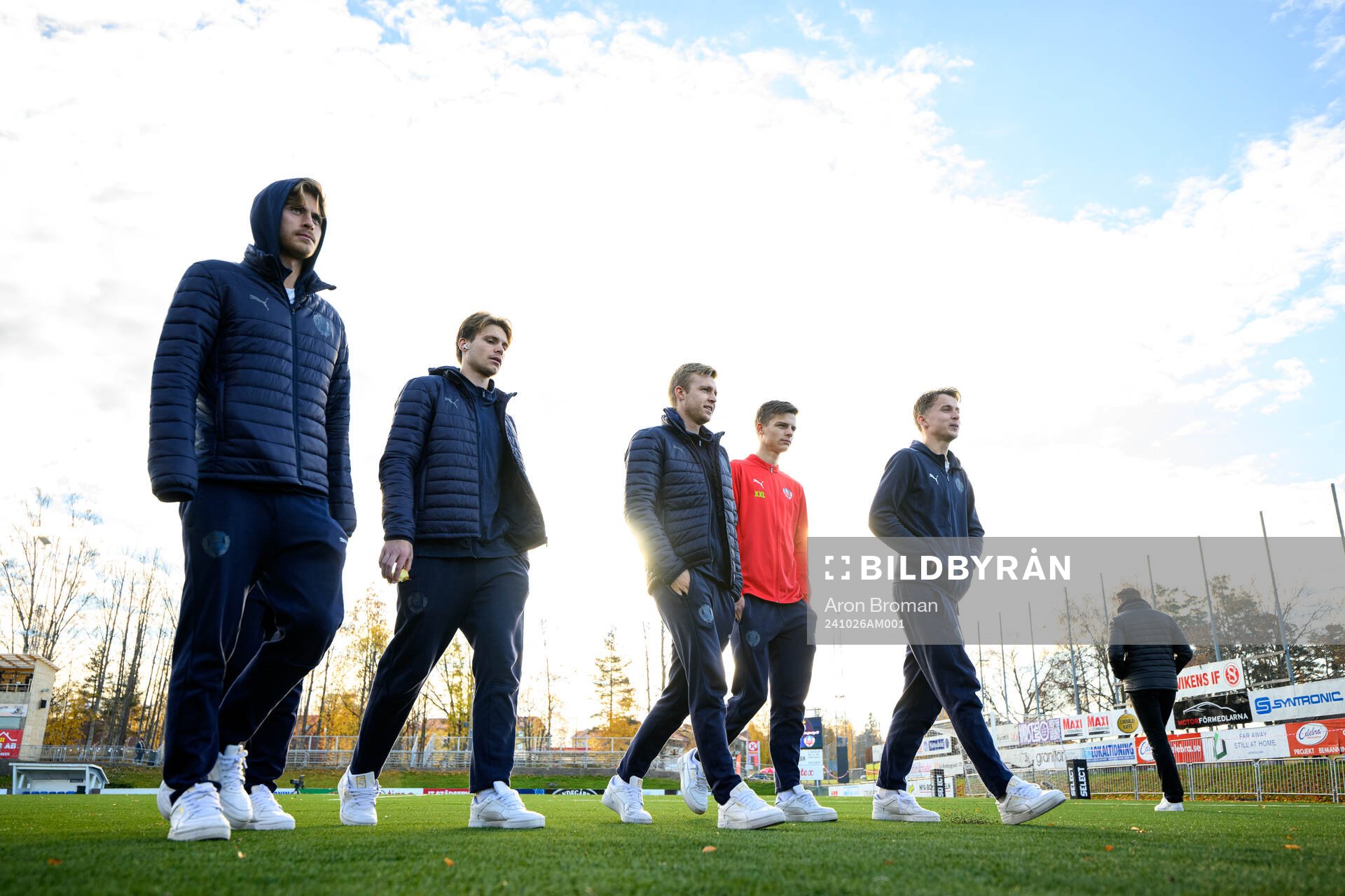 Helsingborgs spelare inspekterar planen