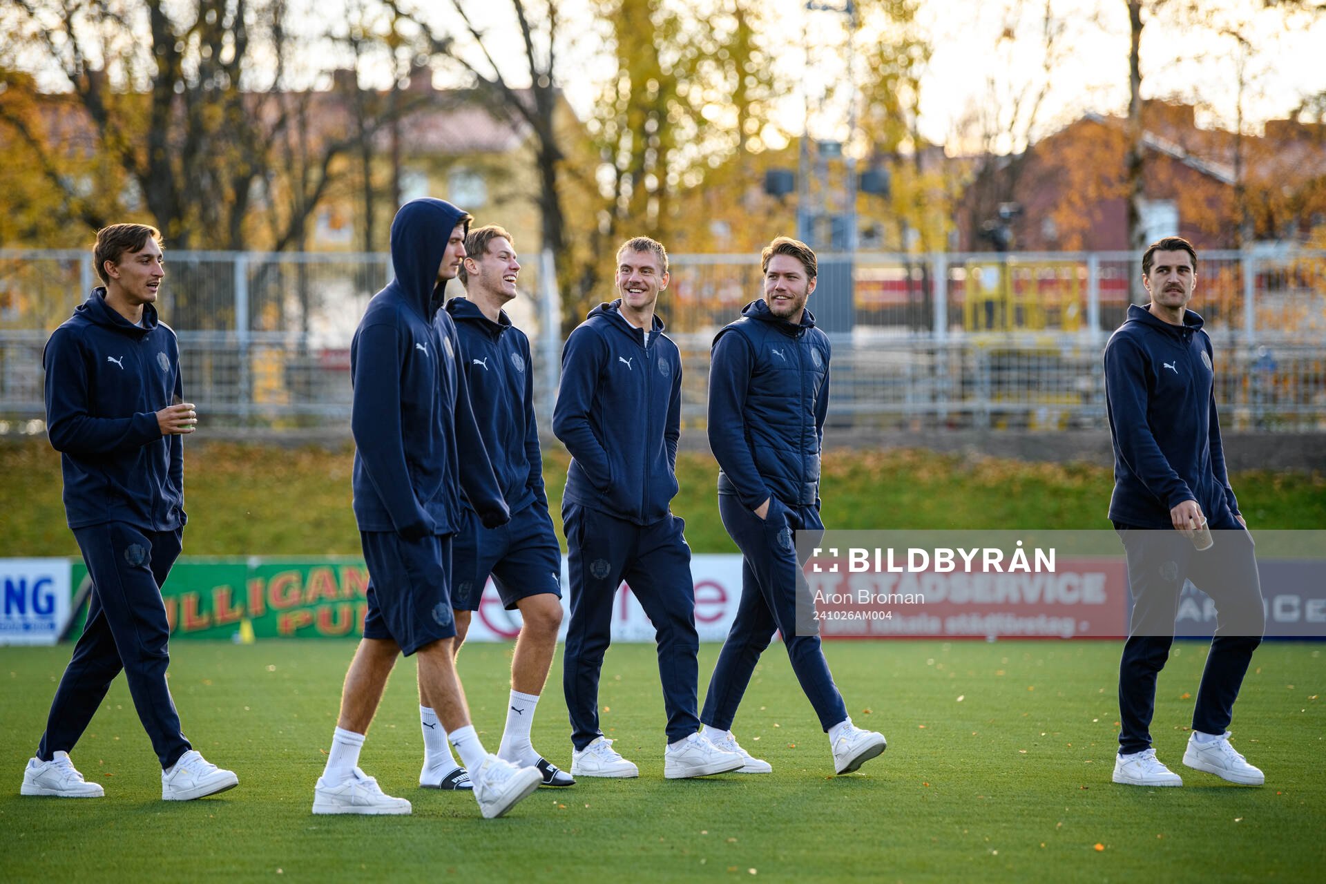 Helsingborgs spelare inspekterar planen
