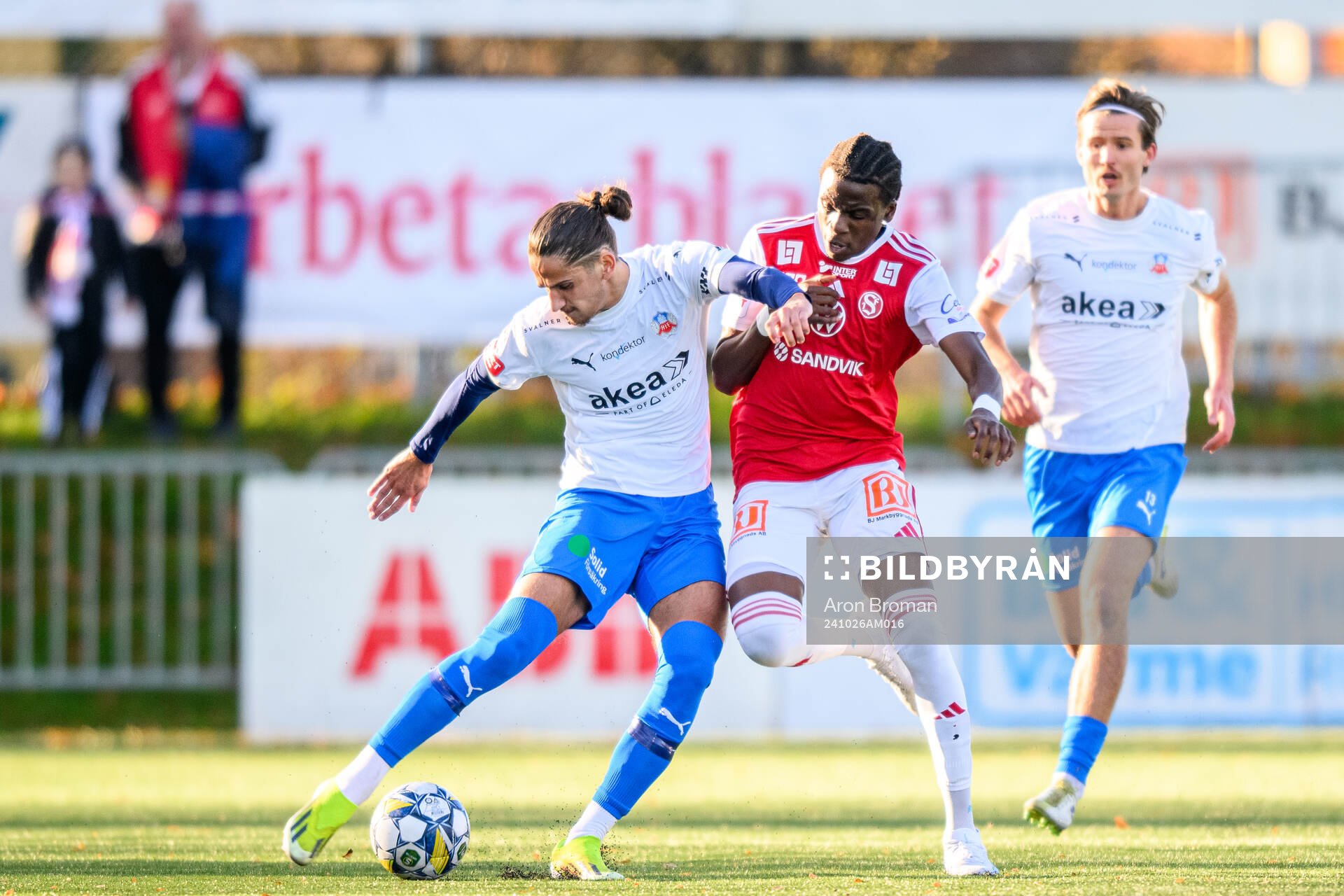 Helsingborgs Ervin Gigovic och Sandvikens IFs Calvin Kabuye