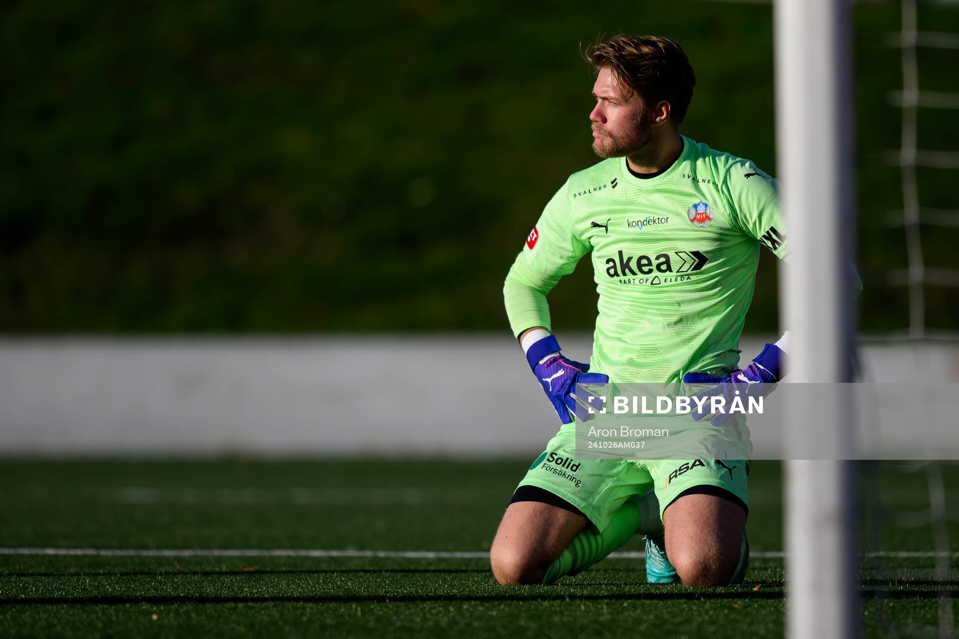 Helsingborgs målvakt Kalle Joelsson deppar