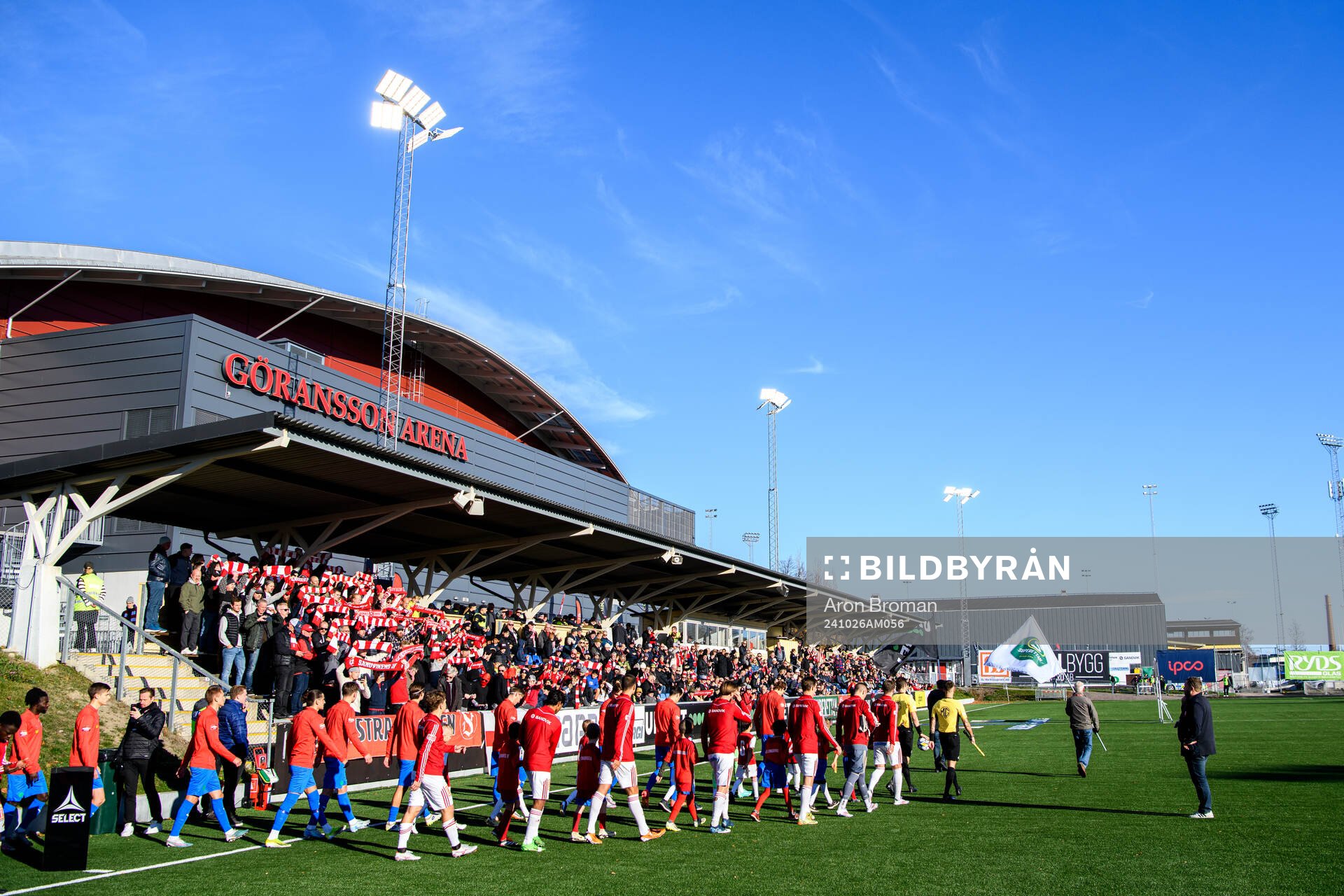 Sandvikens IFs och Helsingborgs spelare gör entré