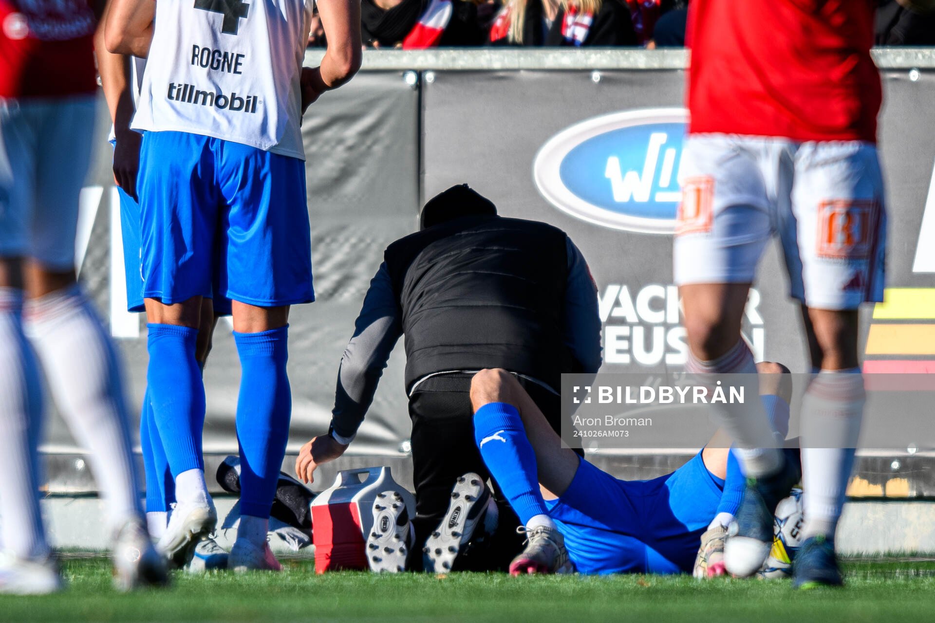 Helsingborgs Adrian Svanbäck får vård under fotbollsmatchen i Superettan mellan Sandvikens IF och Helsingborg den 26 oktober 2024 i Sandviken.