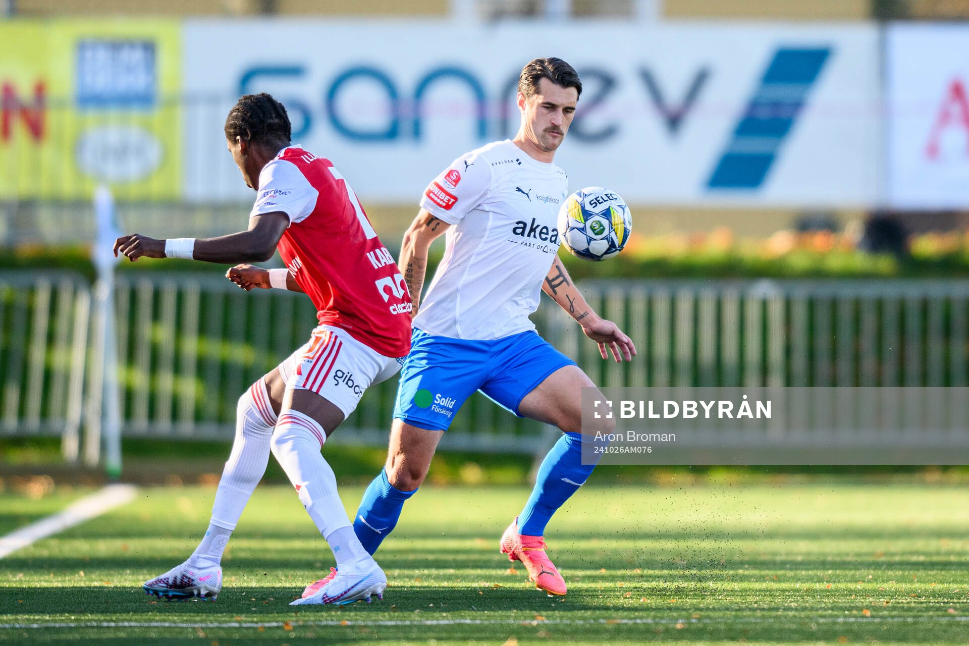 Sandvikens IFs Calvin Kabuye och Helsingborgs Jon Birkfeldt under fotbollsmatchen i Superettan mellan Sandvikens IF och Helsingborg den 26 oktober 2024 i Sandviken.