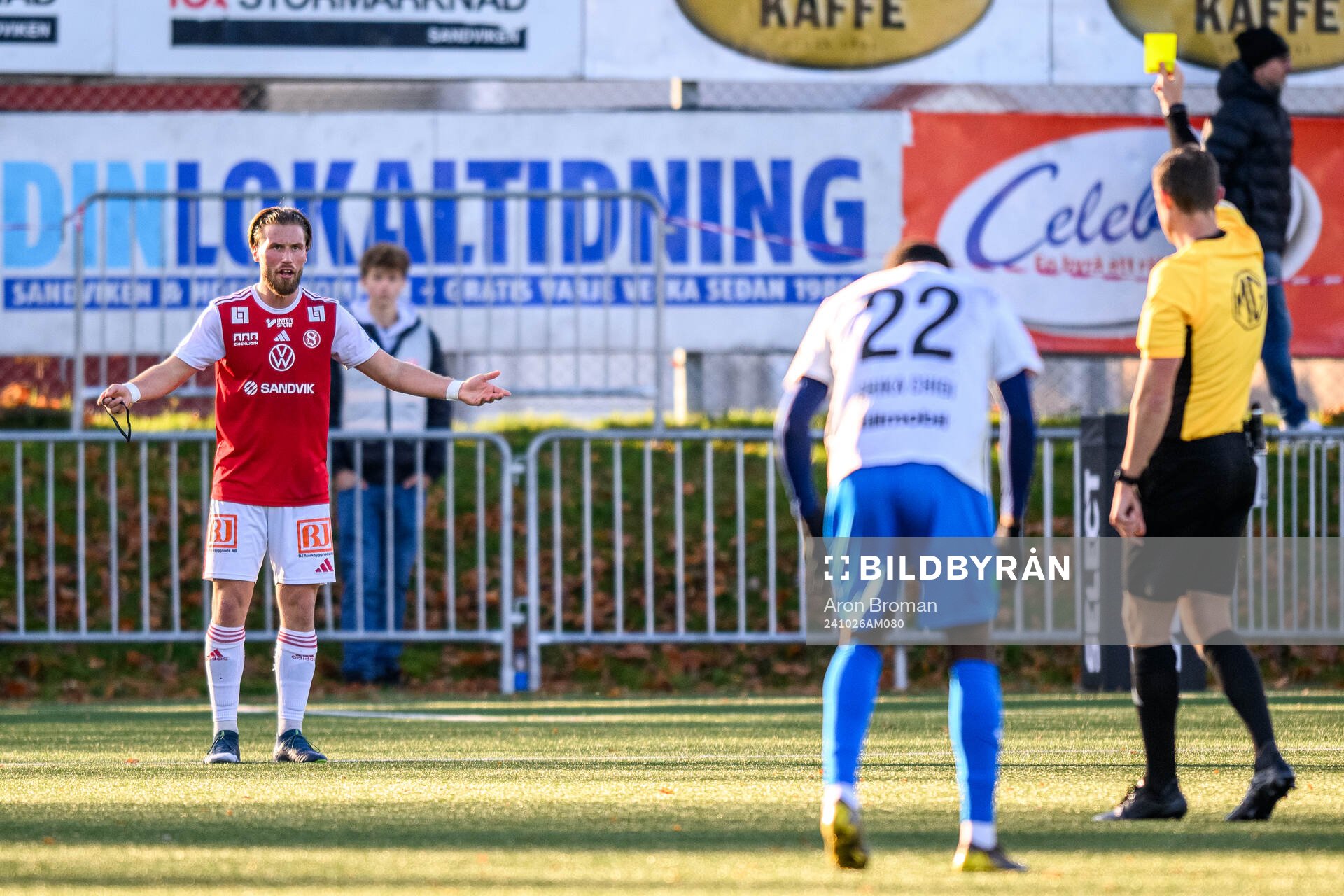 Sandvikens IFs Kasper Harletun tilldelas ett gult kort