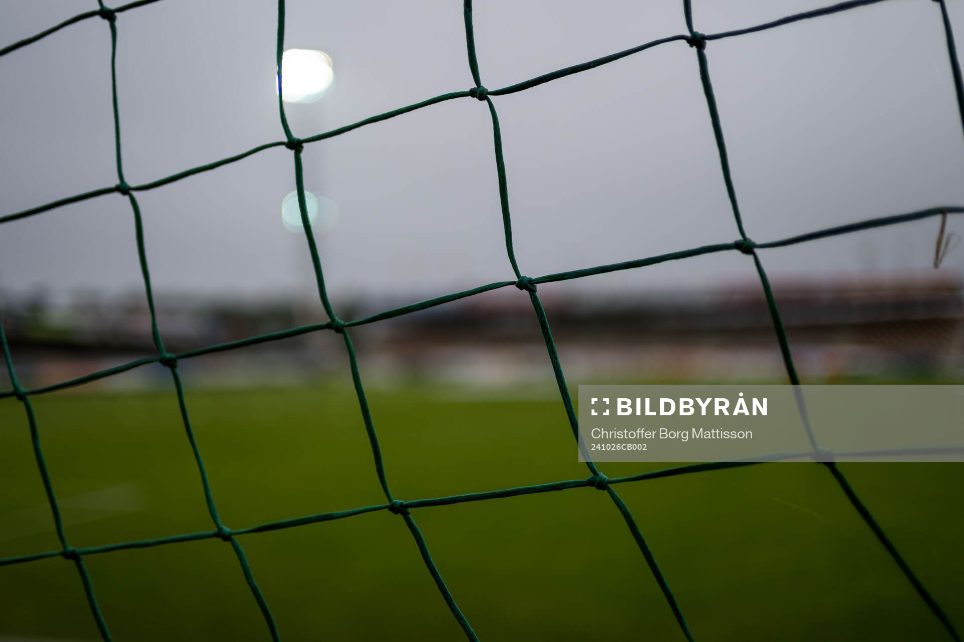 Skyddsnät på Strandvallen inför fotbollsmatchen i Allsvenskan mellan Mjällby och GAIS den 26 oktober 2024 i Hällevik. 