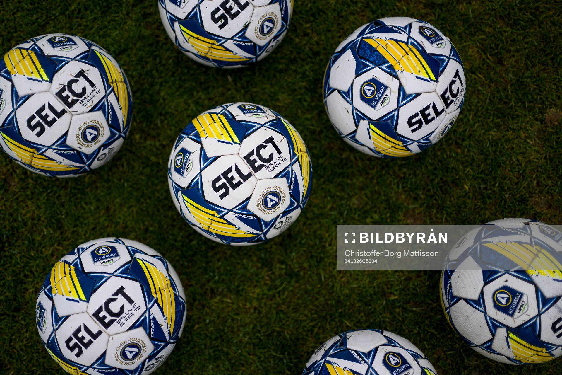 Fotbollar av märket Select på gräsmattan inför fotbollsmatchen i Allsvenskan mellan Mjällby och GAIS den 26 oktober 2024 i Hällevik.