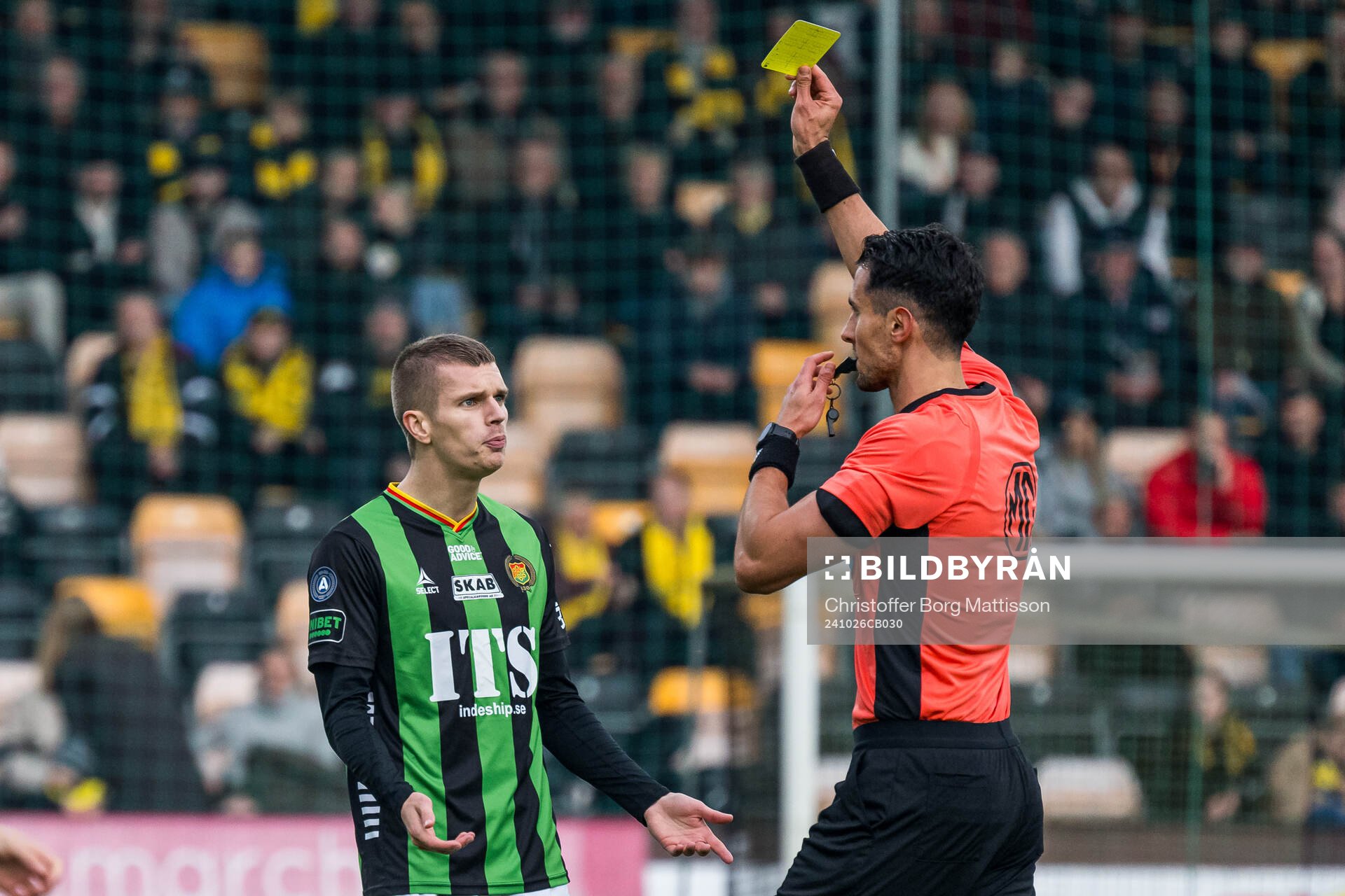 GAIS Lucas Hedlund  får ett gult kort