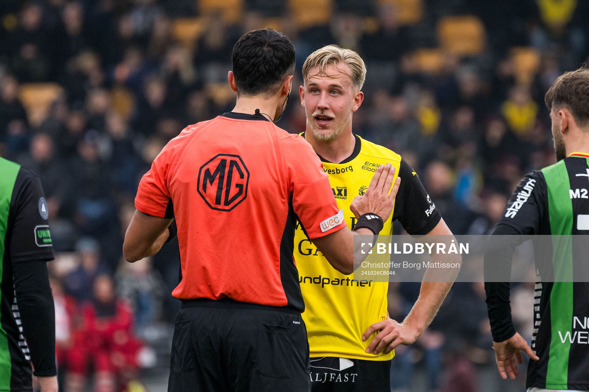 Domare Adi Aganovic och Mjällbys Herman Johansson