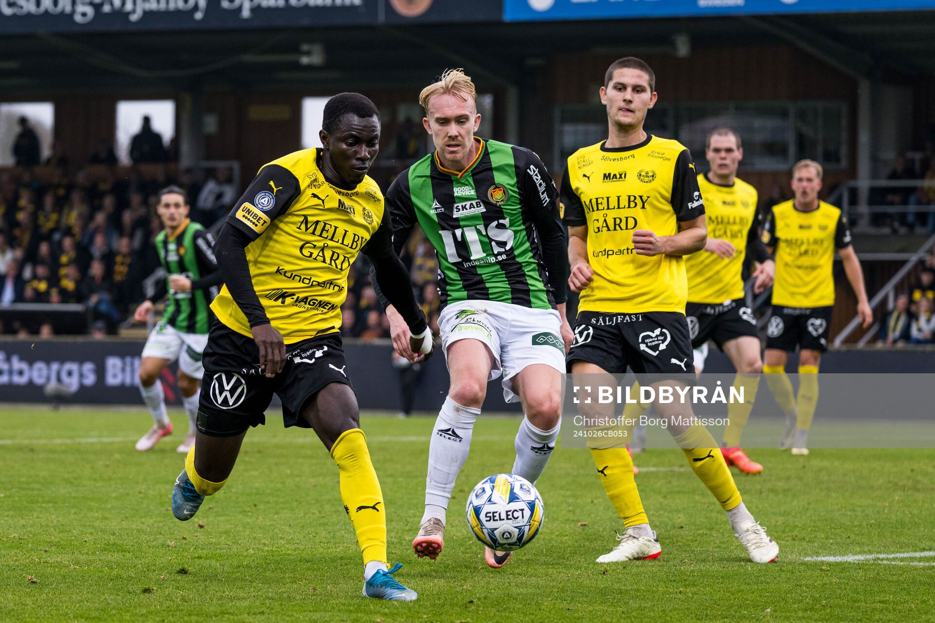 Mjällbys Abdoulie Manneh och GAISs Robin Wendin Thomasson och Mjällbys Rasmus Wikström under fotbollsmatchen i Allsvenskan mellan Mjällby och GAIS den 26 oktober 2024 i Hällevik.