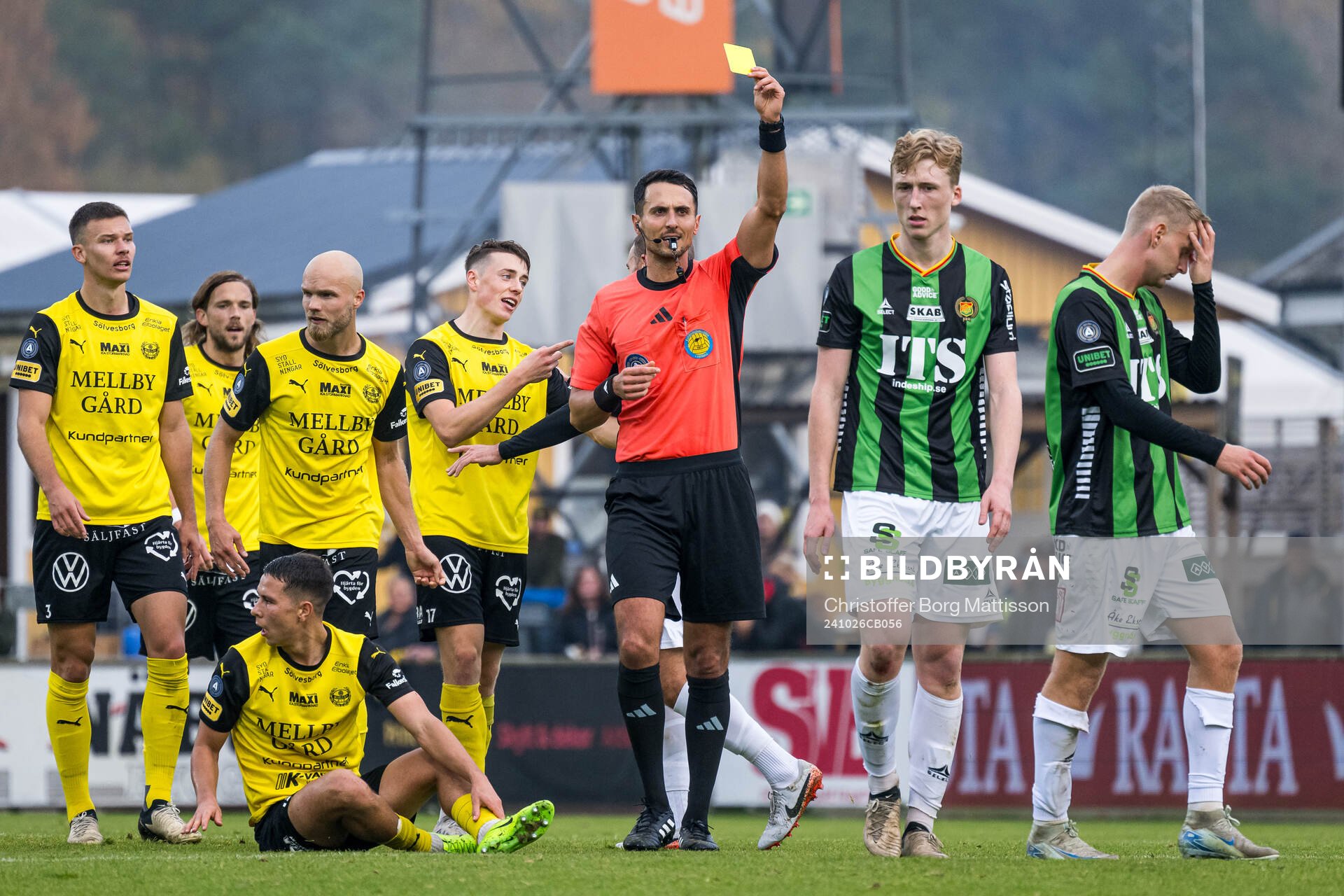 GAIS Filip Beckman får ett gult kort