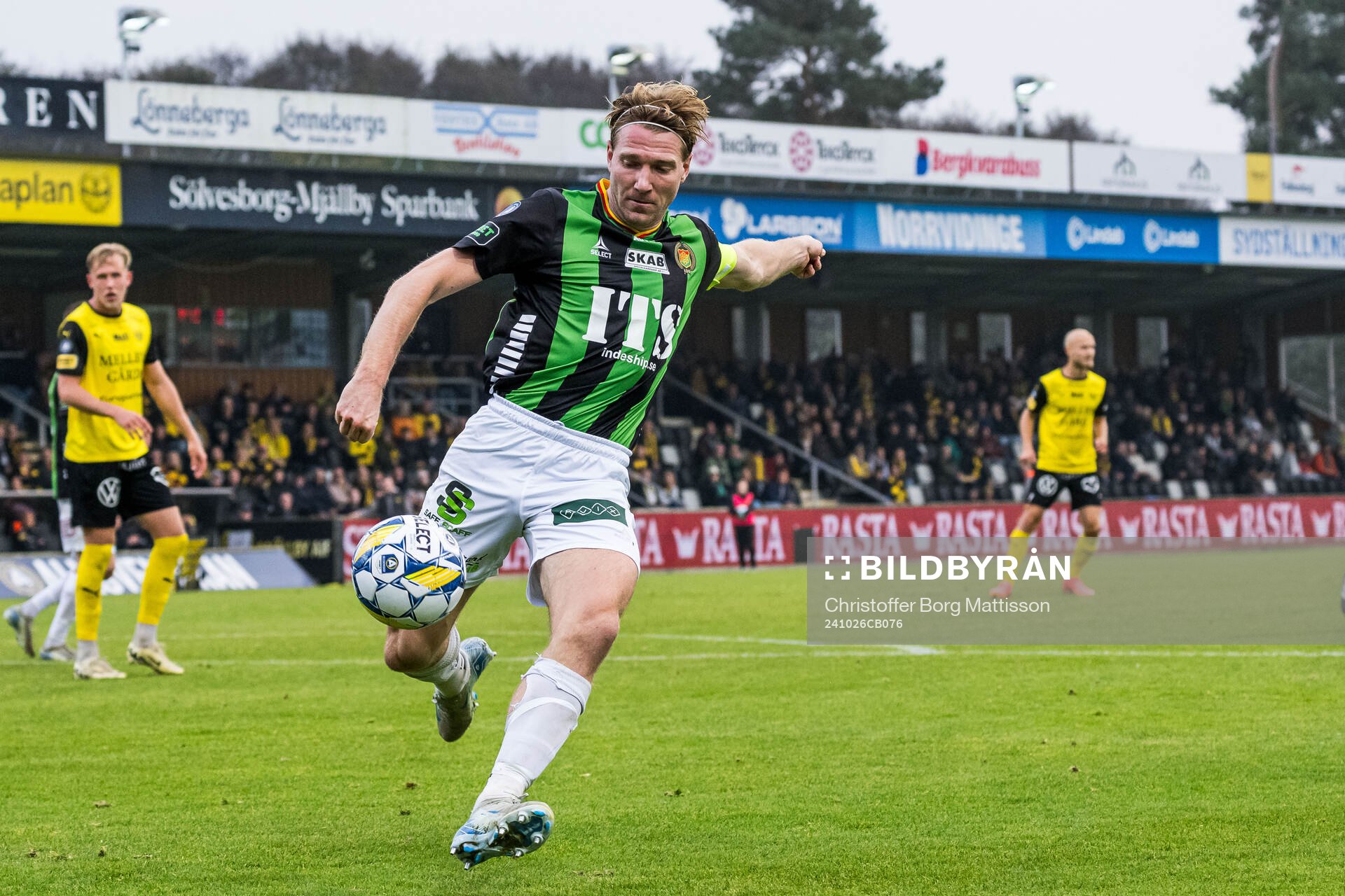 GAISs August Wängberg under fotbollsmatchen i Allsvenskan mellan Mjällby och GAIS den 26 oktober 2024 i Hällevik. 