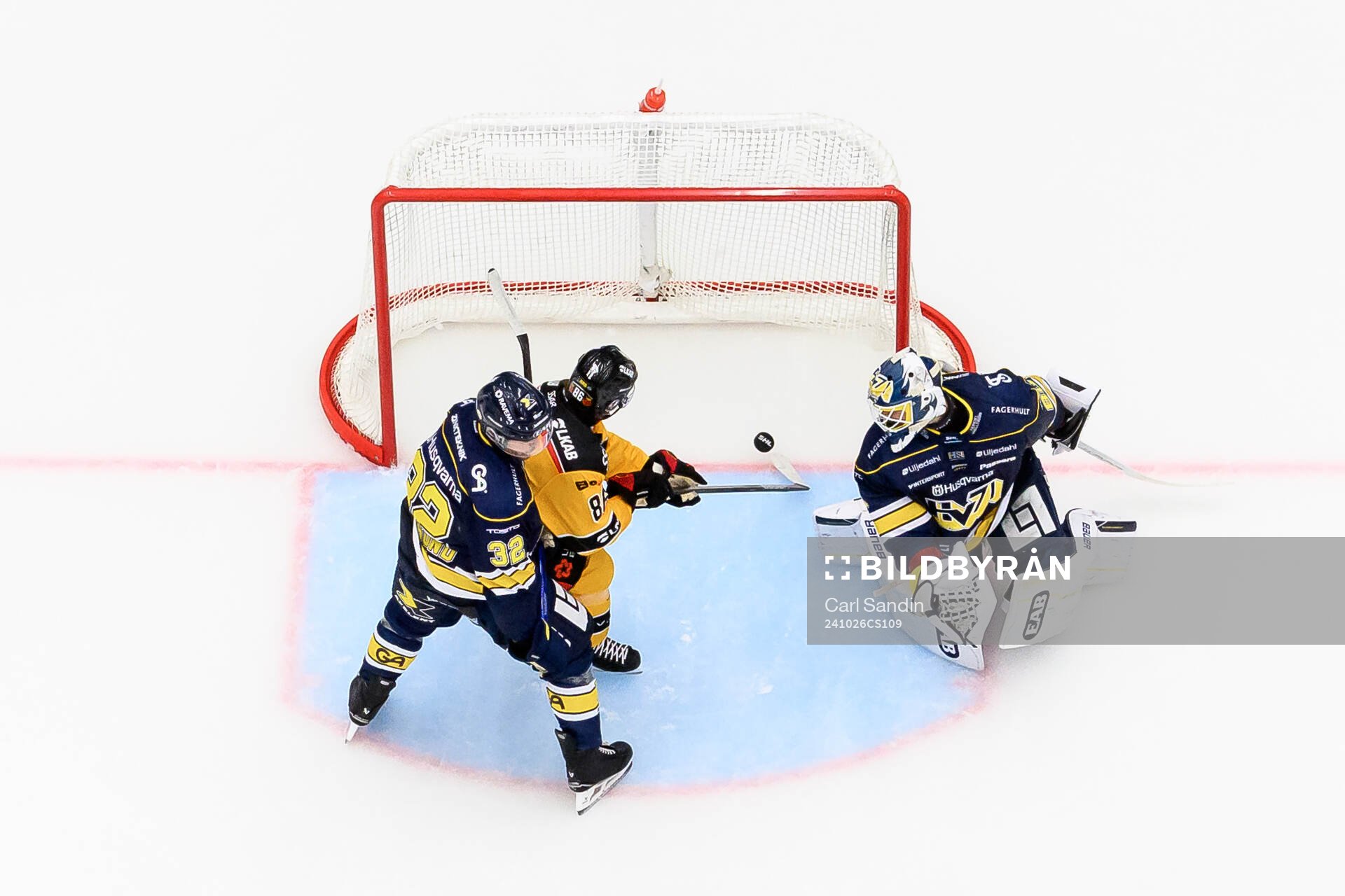 Luleås Mathias Bromé gör 1-2 bakom HV71s målvakt
