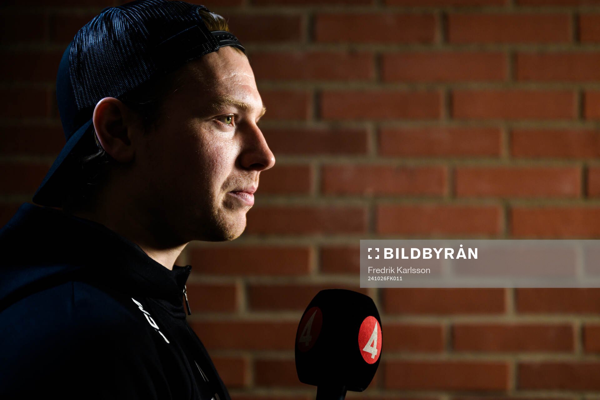 Färjestads Oskar Steen blir intervjuad av TV4