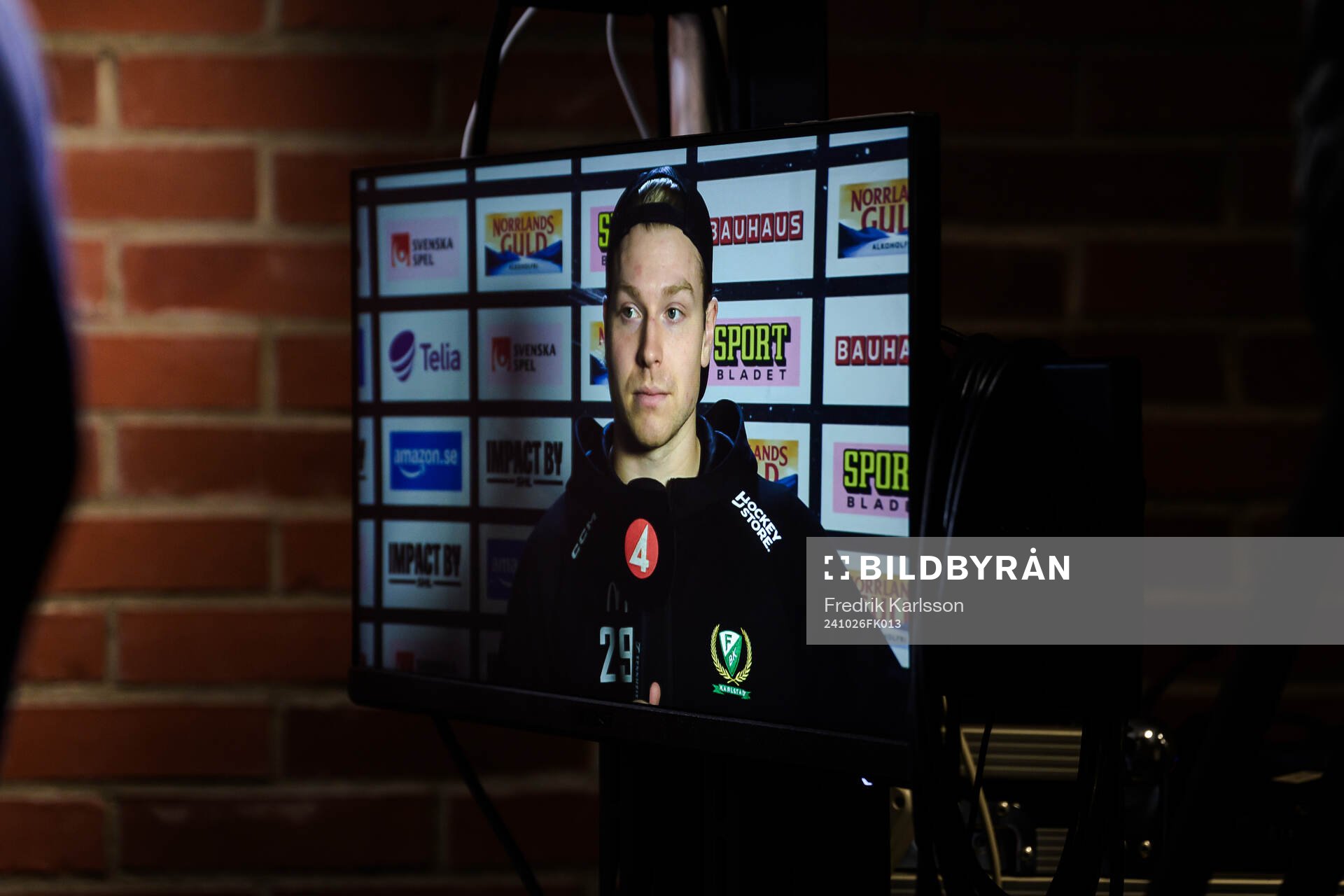 Färjestads Oskar Steen blir intervjuad av TV4