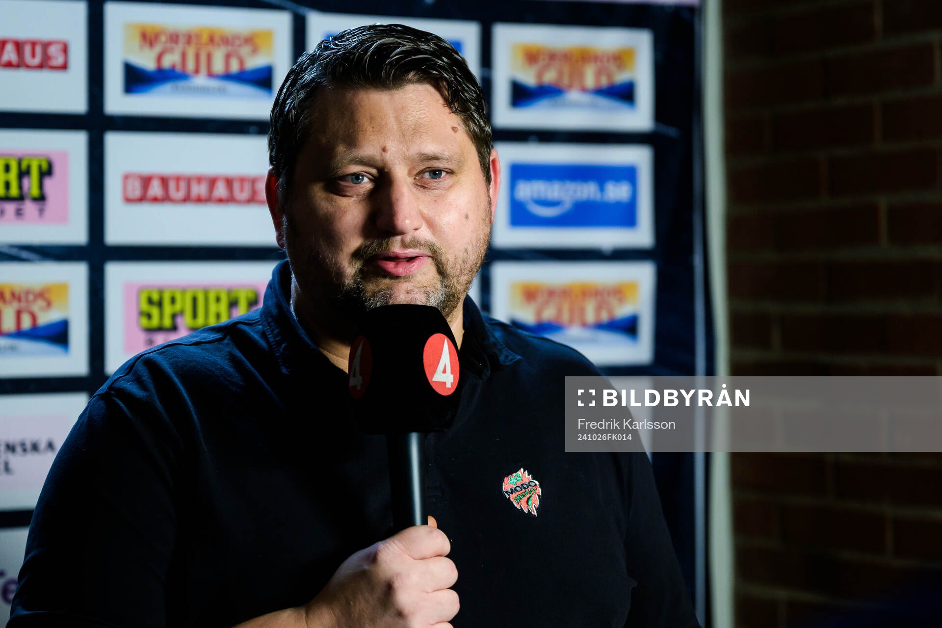 Modos tränare Mattias Karlin blir intervjuad av TV4
