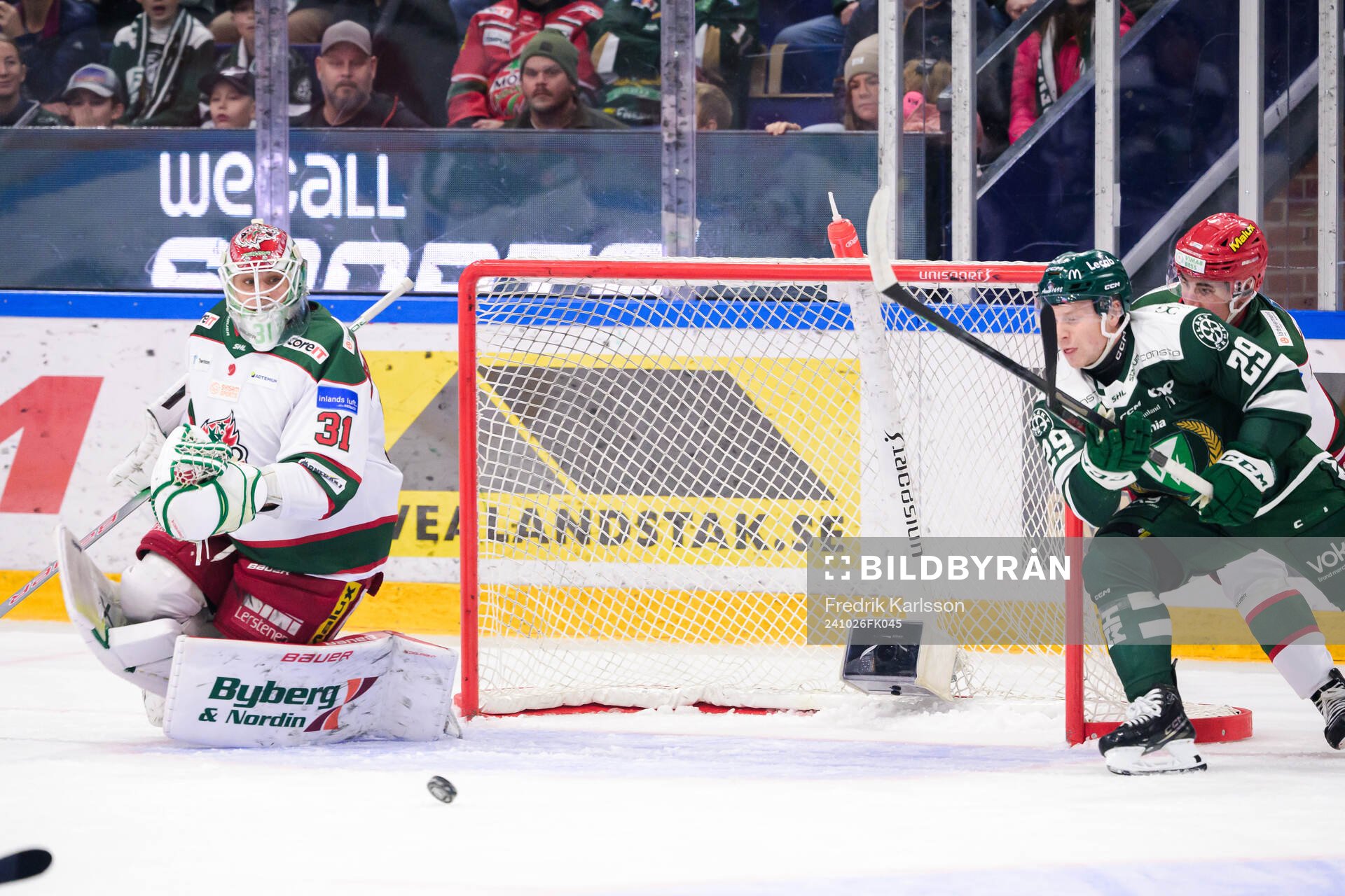 Modos målvakt Olle Eriksson Ek och Färjestads Oskar Steen