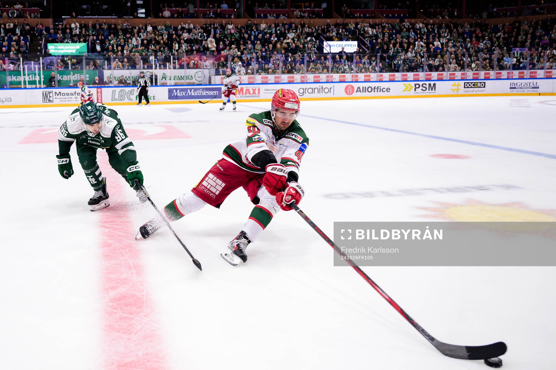 Färjestads David Tomasek och Modos David Bernhardt