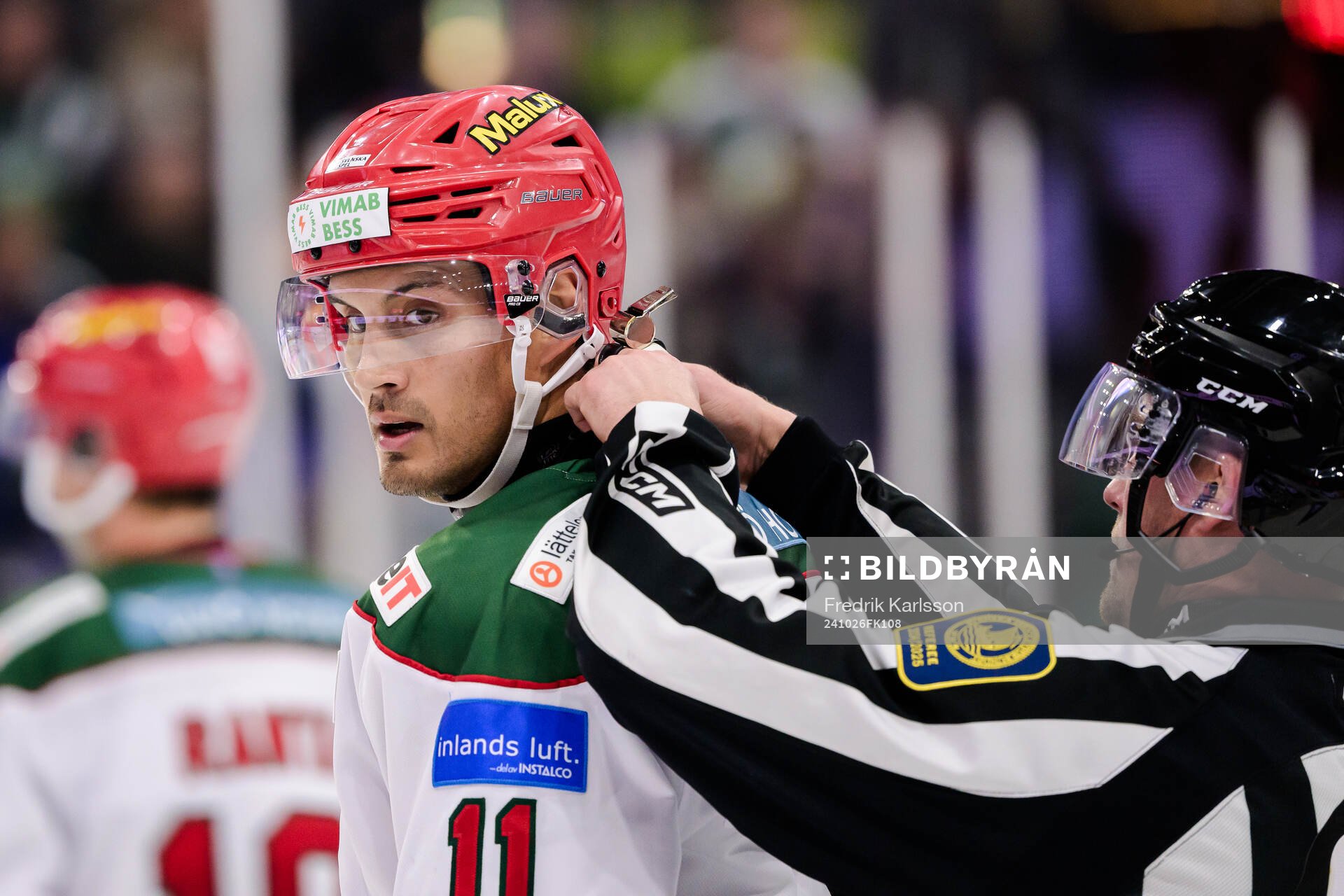 Modos Alexander True får halsskyddet rättat av domaren