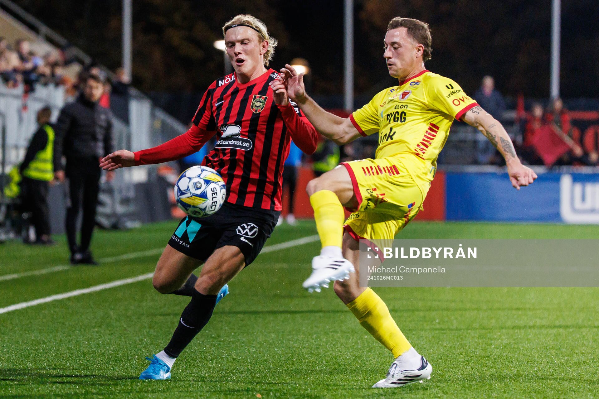 Brommapojkarnas Alexander Jensen och Kalmars Alexander Gersbach under fotbollsmatchen i Allsvenskan mellan Brommapojkarna och Kalmar den 26 oktober 2024 i Stockholm.