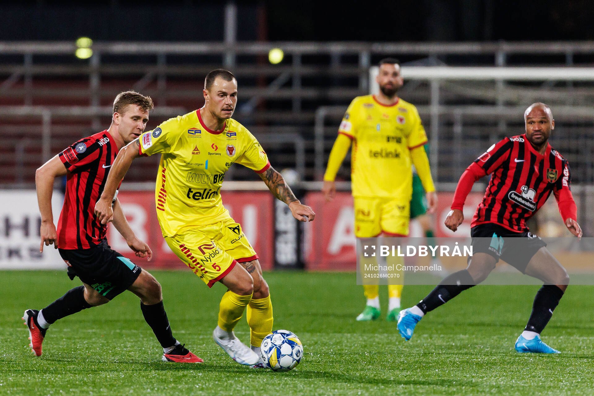 Kalmars Melker Hallberg under fotbollsmatchen i Allsvenskan mellan Brommapojkarna och Kalmar den 26 oktober 2024 i Stockholm. 