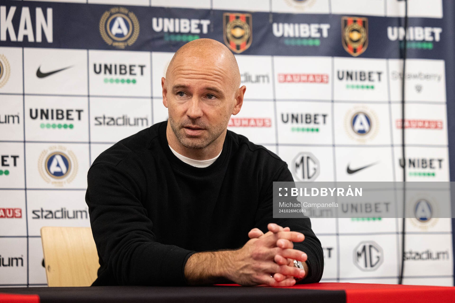 Kalmars tränare Stefan Larsson under en presskonferens efter fotbollsmatchen i Allsvenskan mellan Brommapojkarna och Kalmar den 26 oktober 2024 i Stockholm.