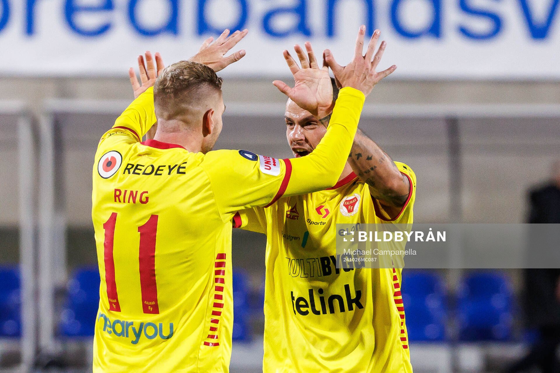 Kalmars Jonathan Ring och Melker Hallberg jublar efter fotbollsmatchen i Allsvenskan mellan Brommapojkarna och Kalmar den 26 oktober 2024 i Stockholm.