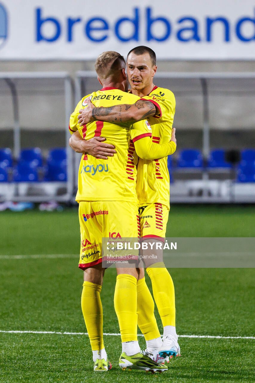 Kalmars Jonathan Ring och Melker Hallberg jublar efter fotbollsmatchen i Allsvenskan mellan Brommapojkarna och Kalmar den 26 oktober 2024 i Stockholm.