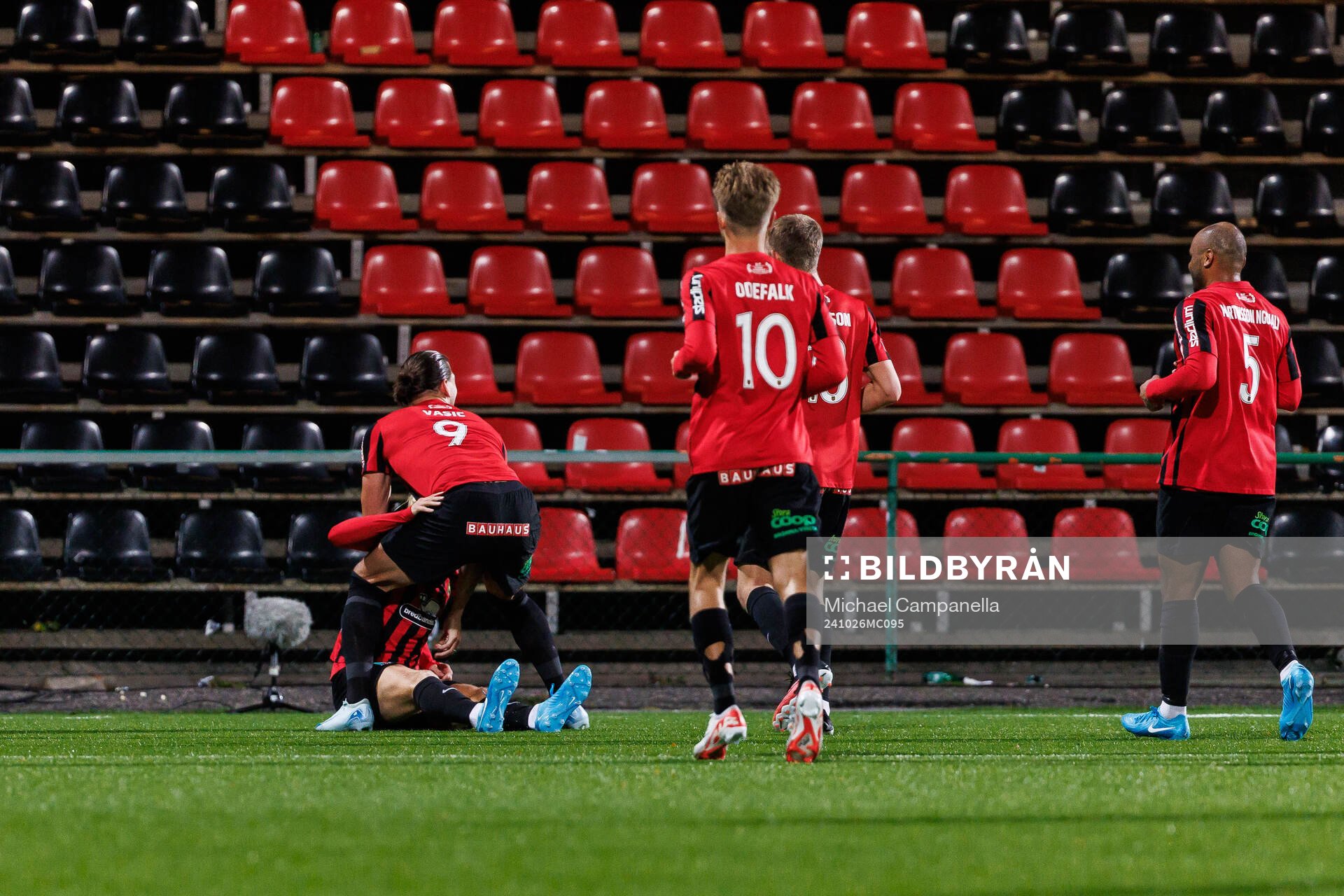 Brommapojkarnas Alexander Jensen jublar 1-0 med Nikola Vasic