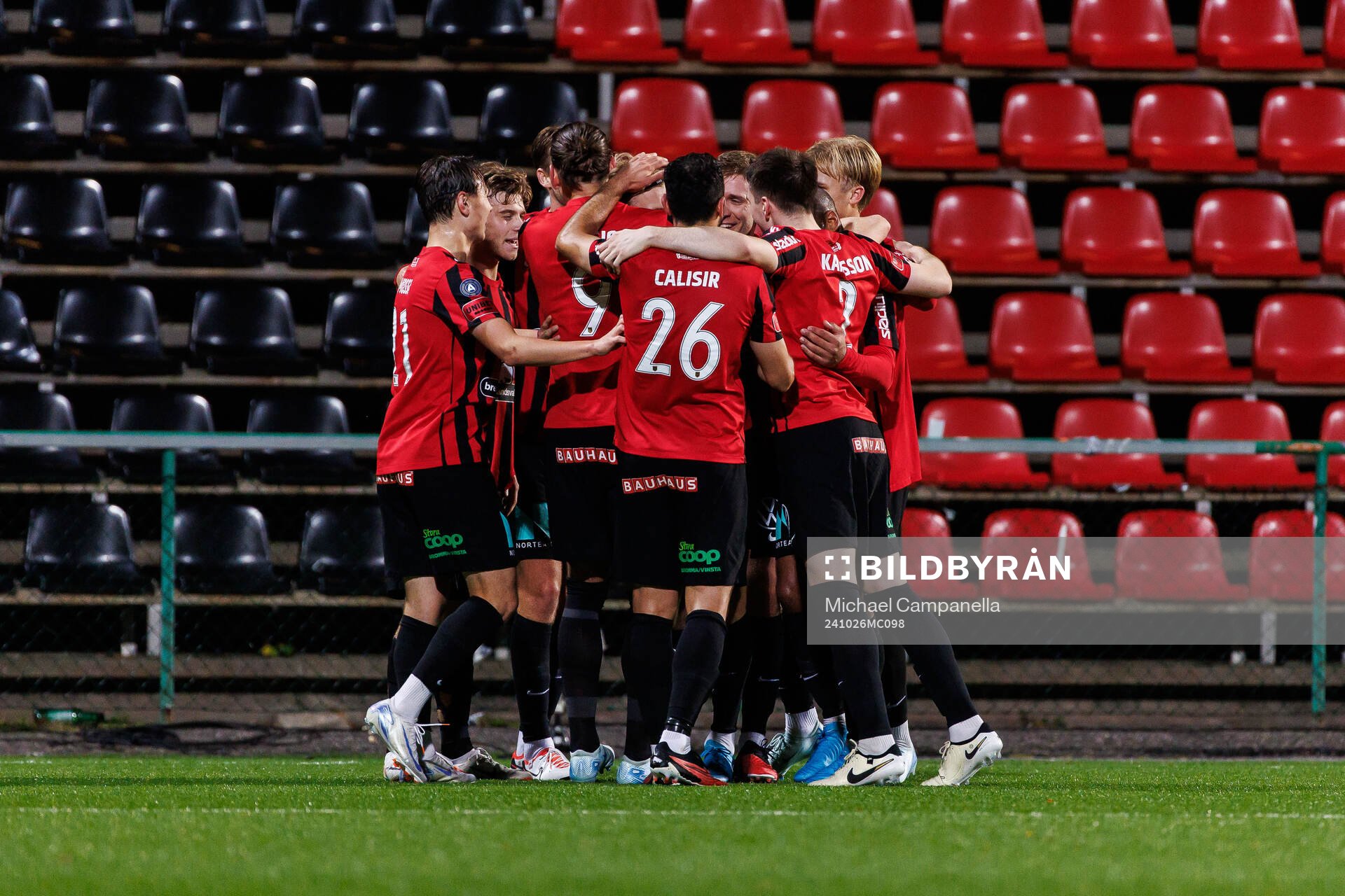 Brommapojkarnas Alexander Jensen jublar 1-0 med lagkamrater